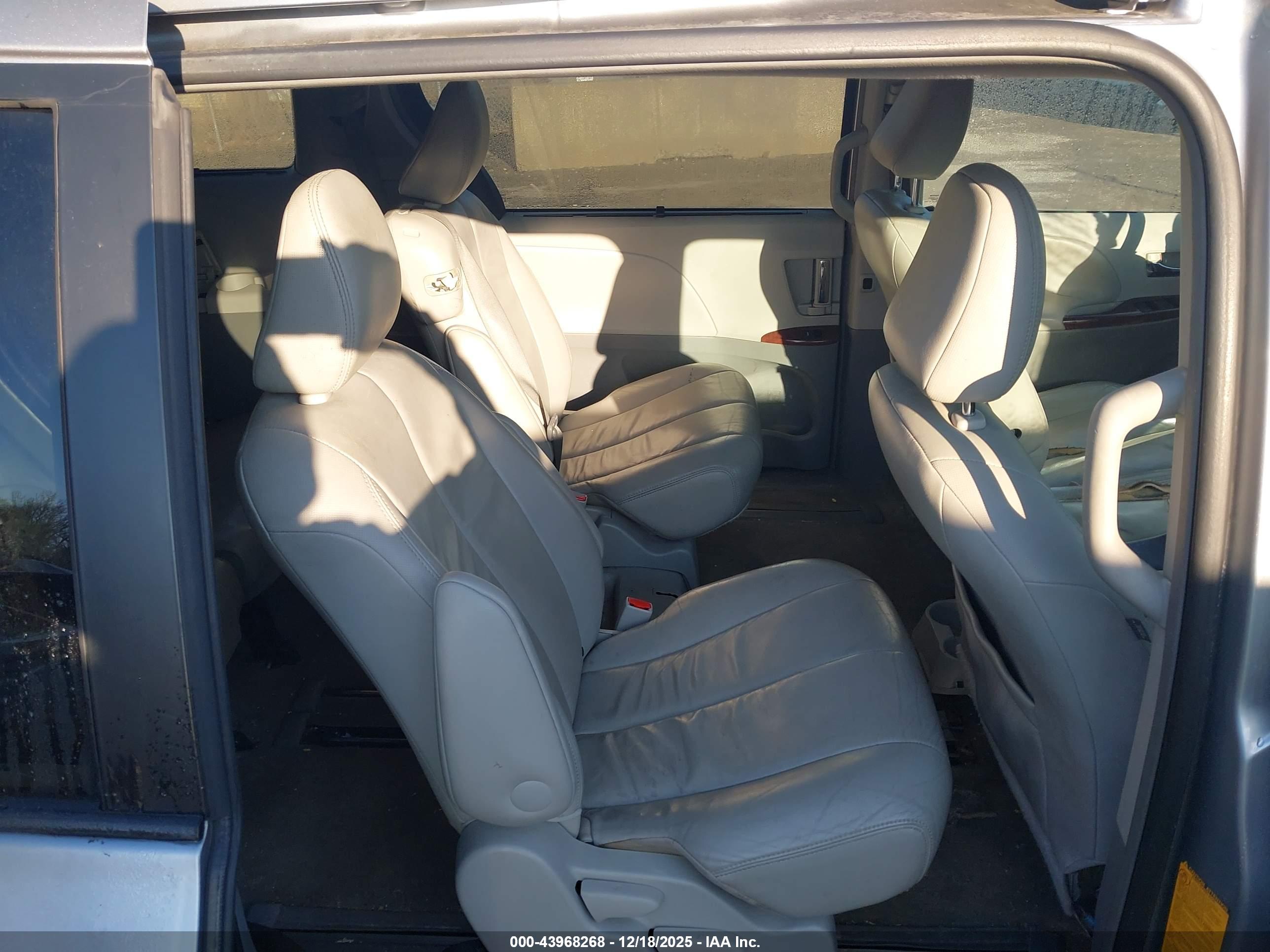 TOYOTA SIENNA image 8