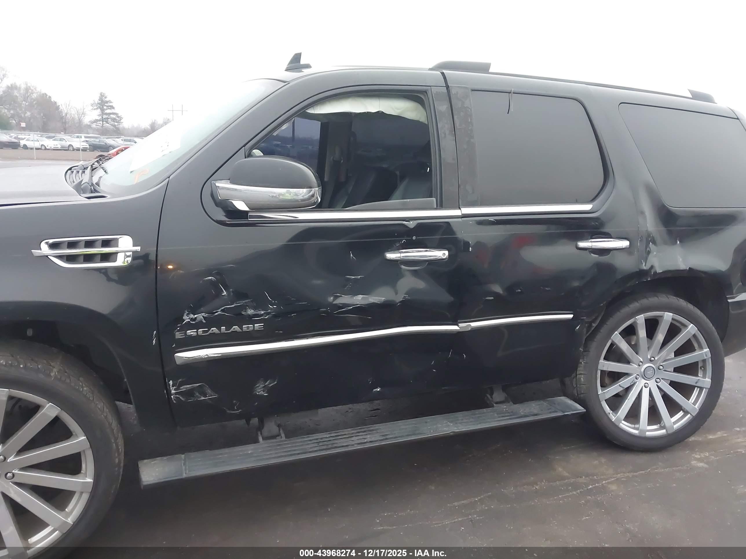 CADILLAC ESCALADE image 6