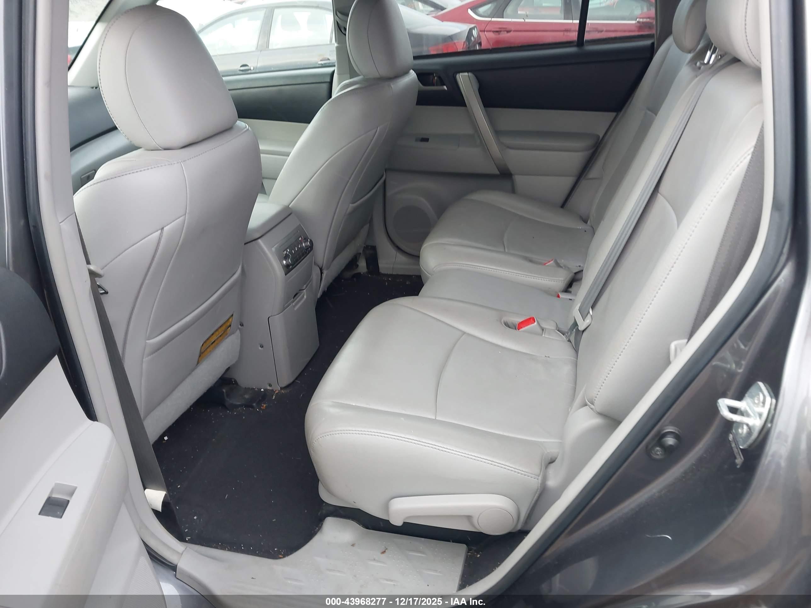 TOYOTA HIGHLANDER image 8
