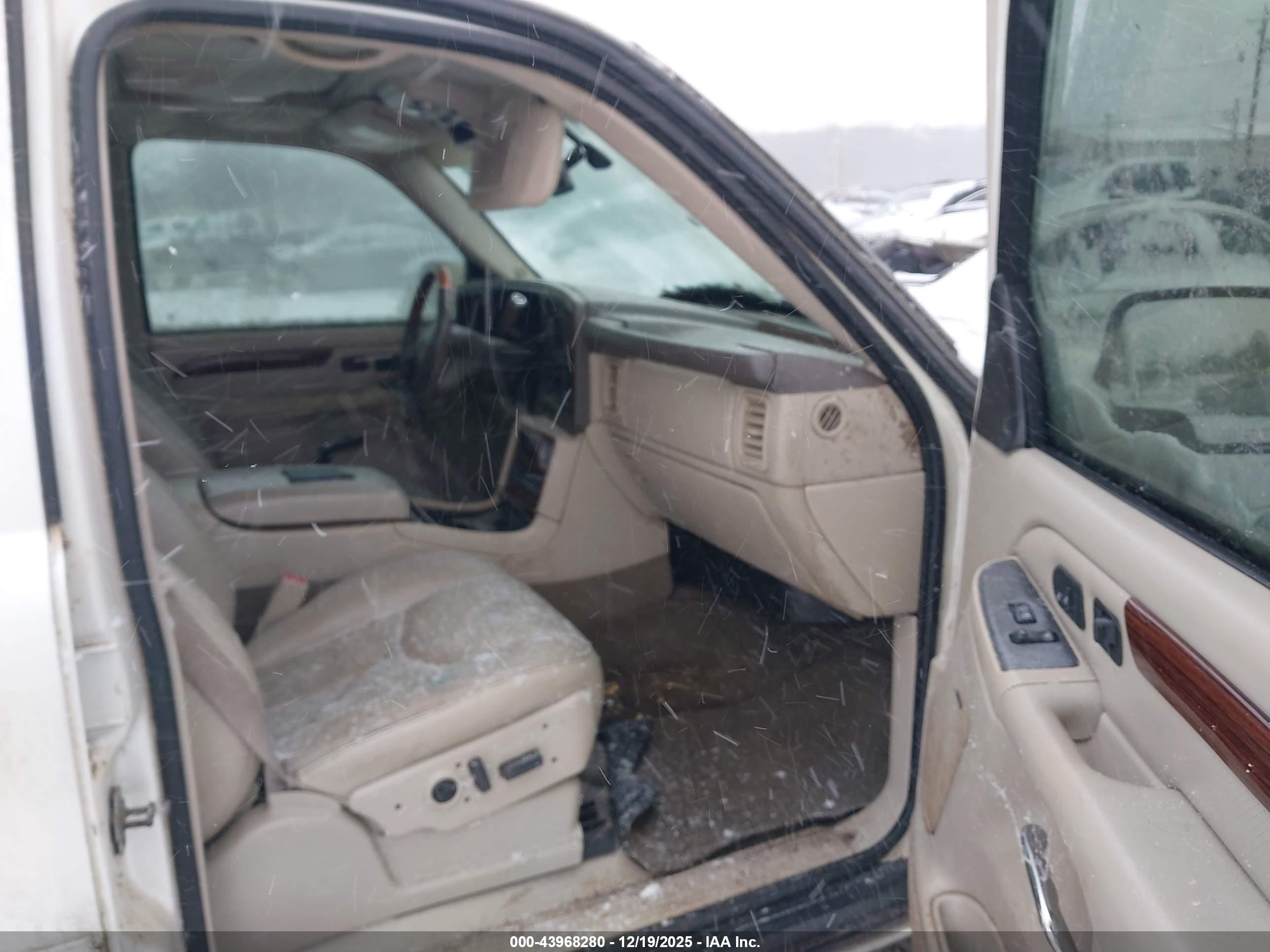 CADILLAC ESCALADE image 5