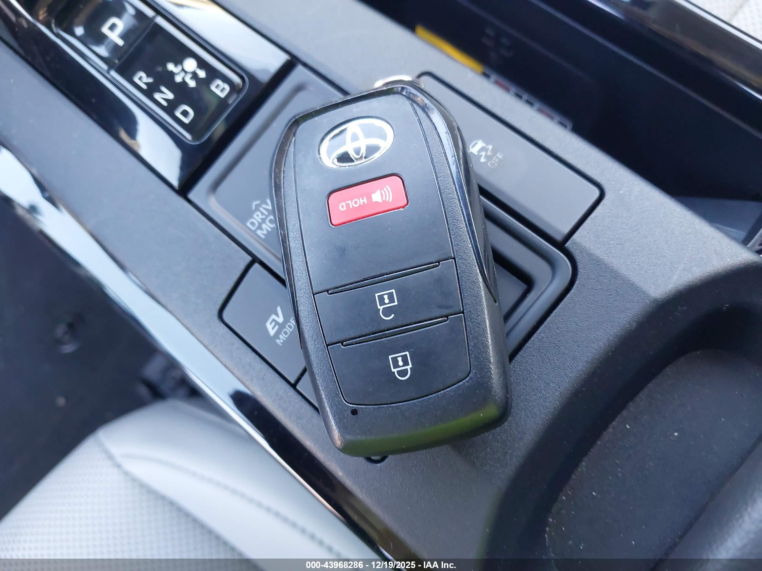 TOYOTA PRIUS image 11