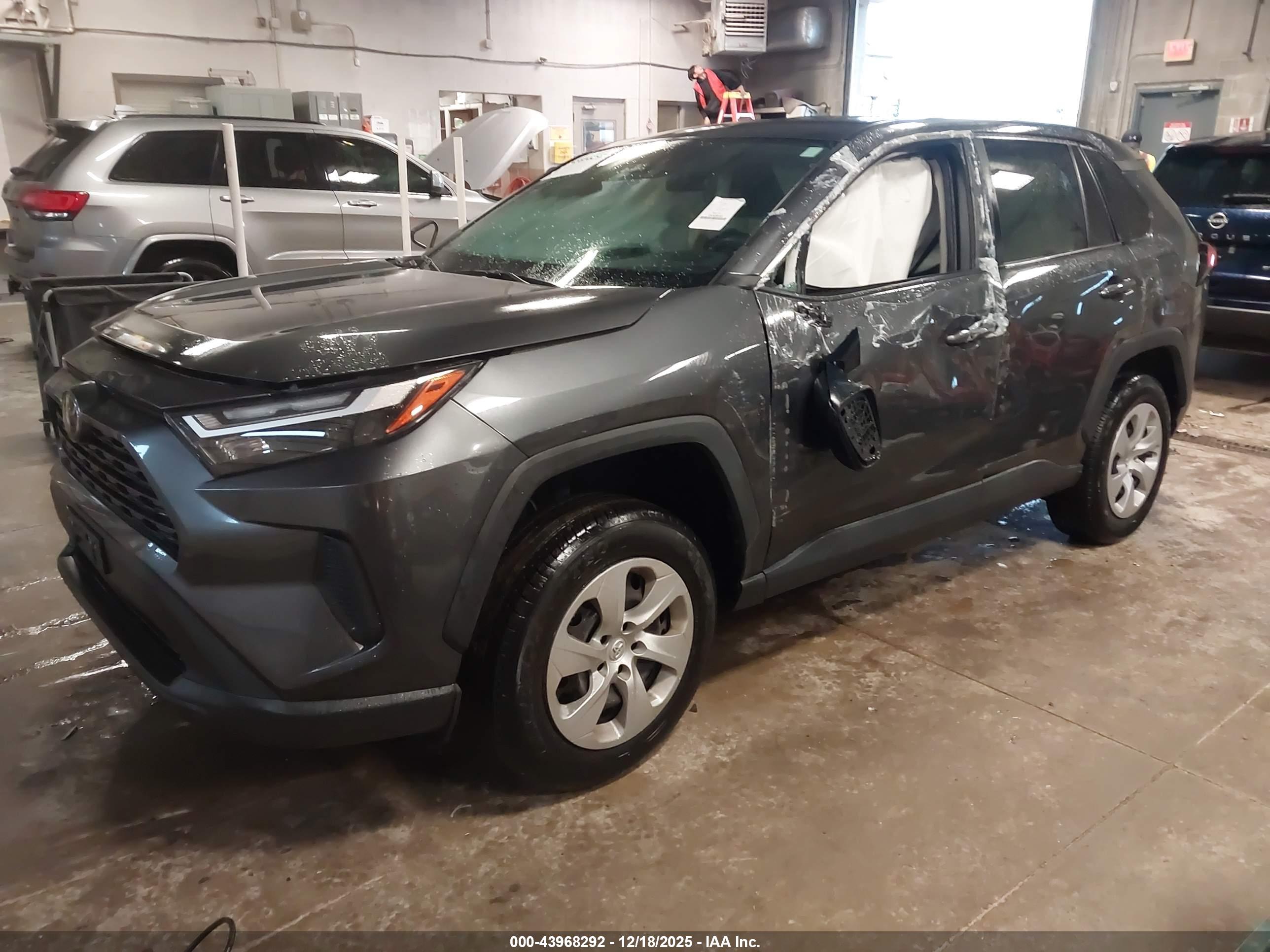 TOYOTA RAV4 image 2