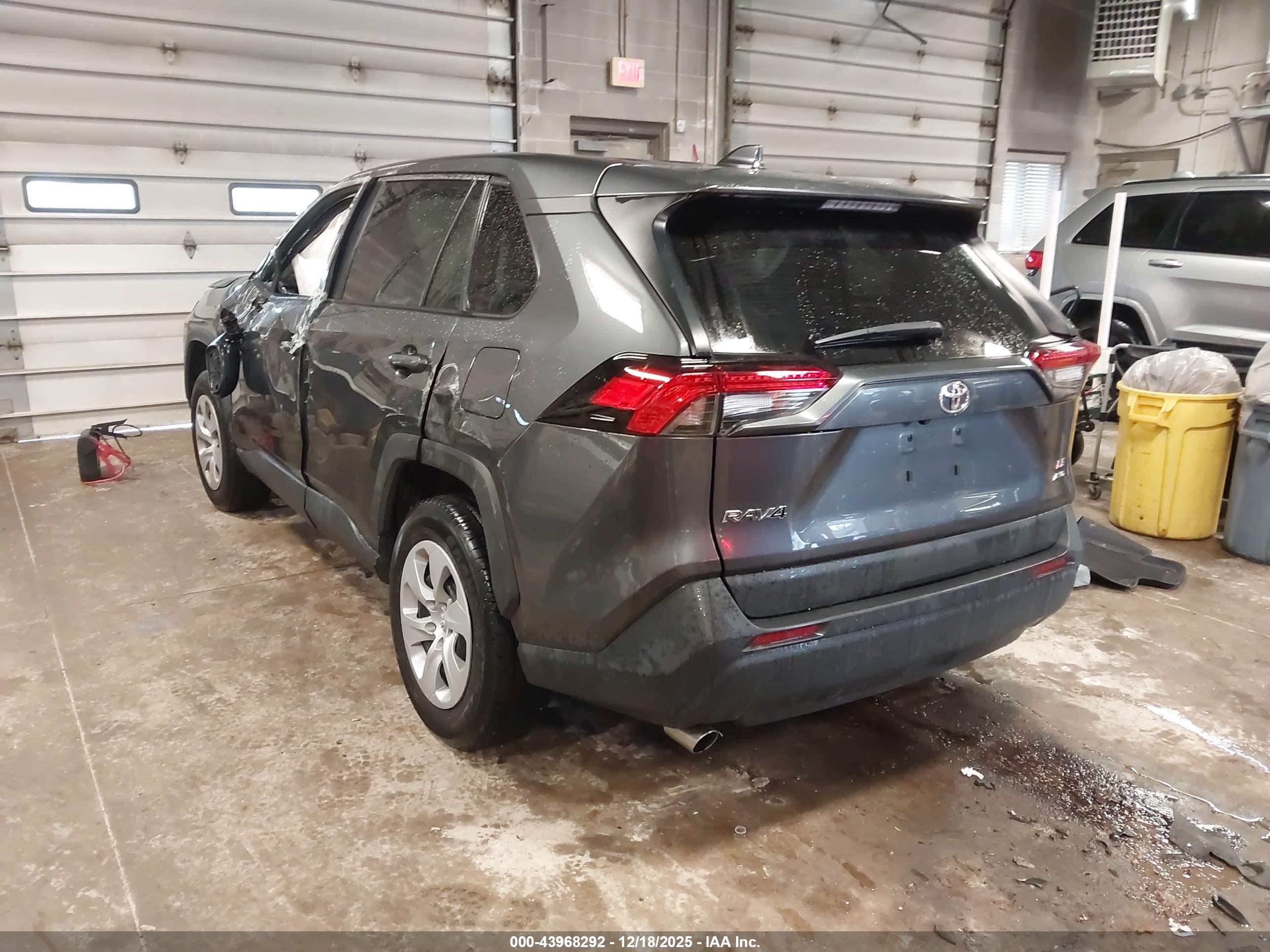 TOYOTA RAV4 image 3