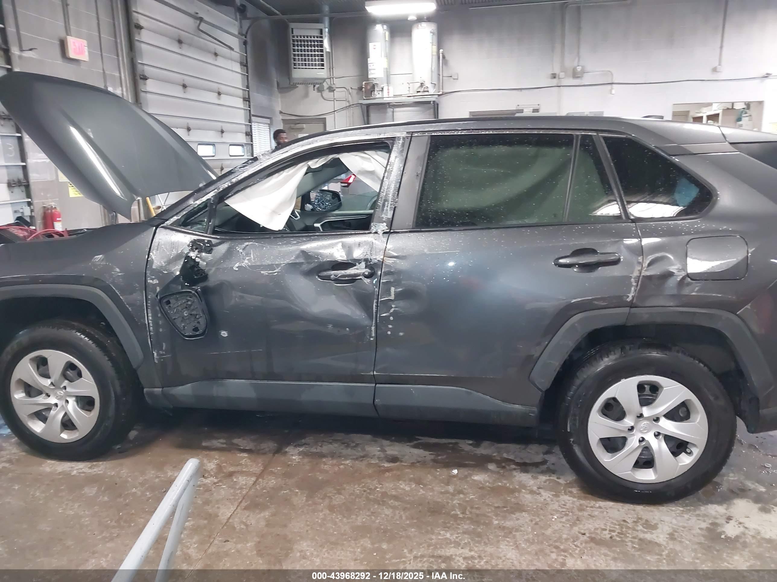 TOYOTA RAV4 image 6