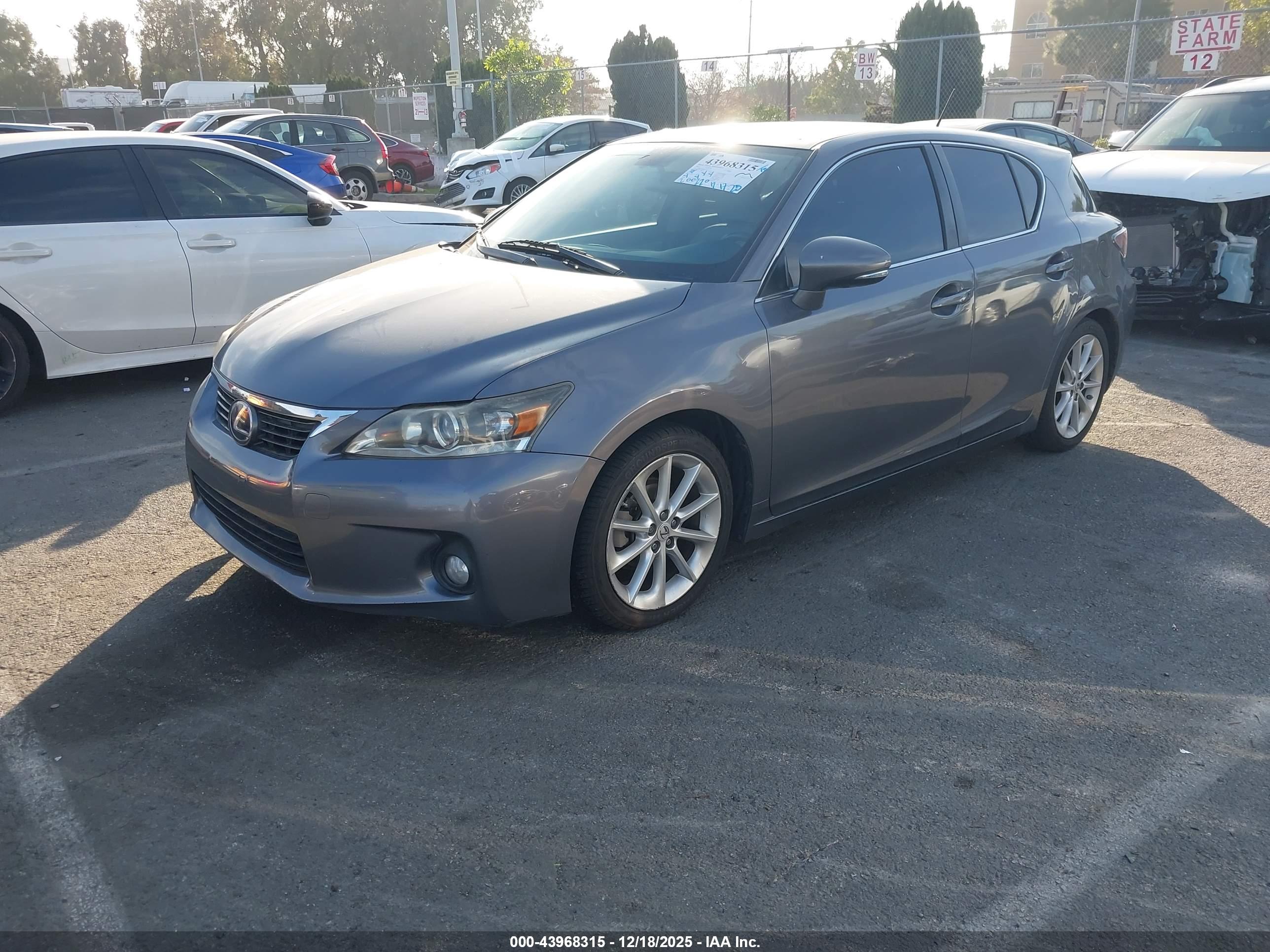 LEXUS CT image 2