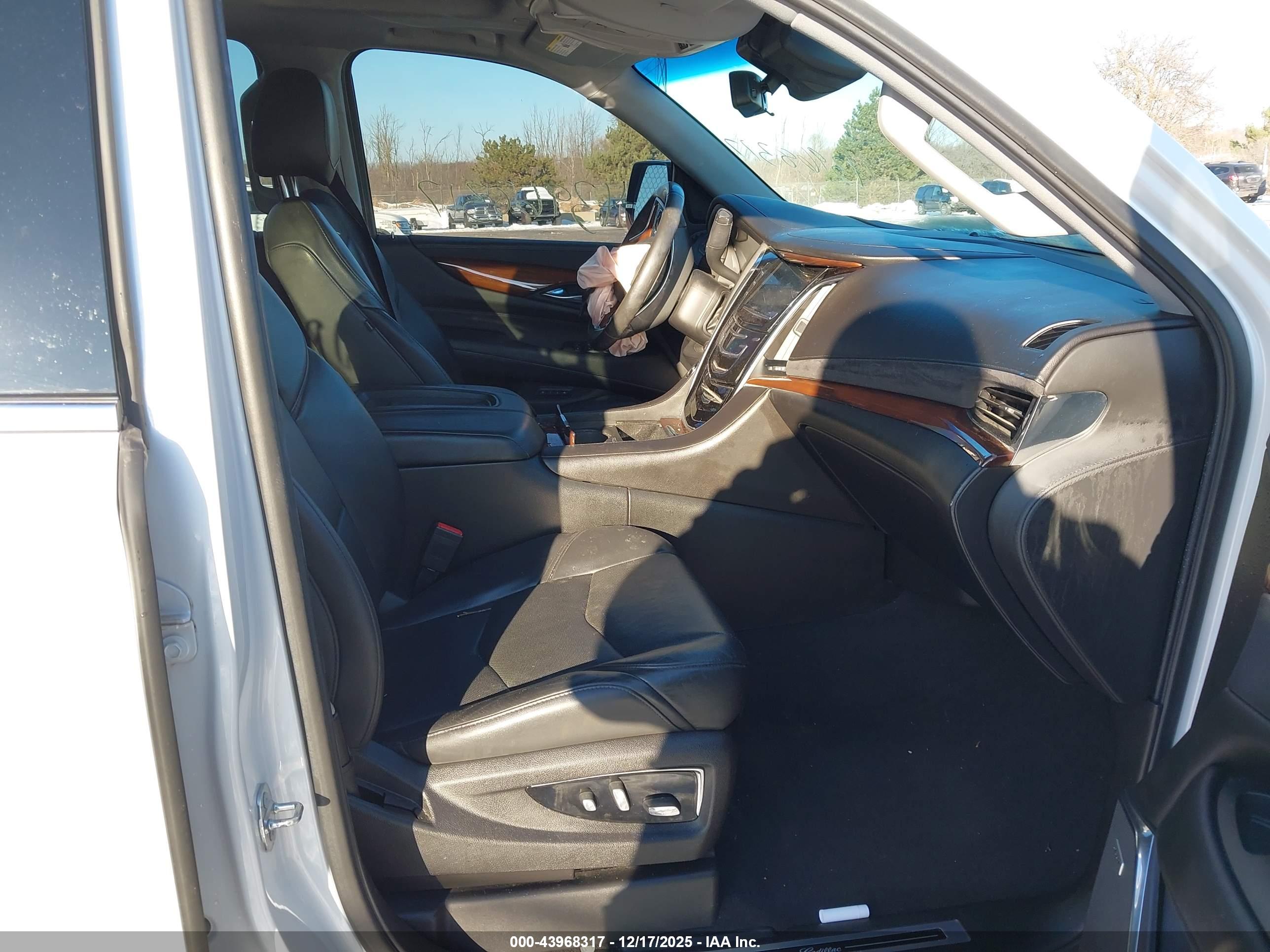 CADILLAC ESCALADE image 5