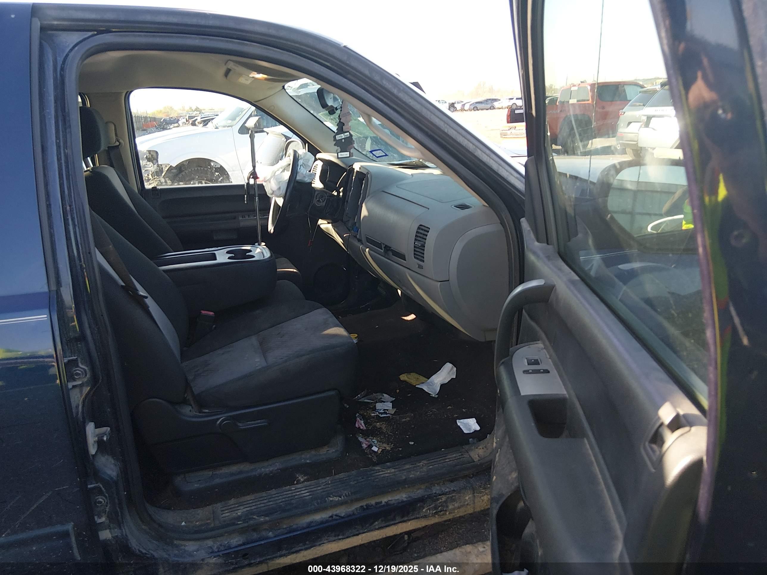 CHEVROLET SILVERADO image 5