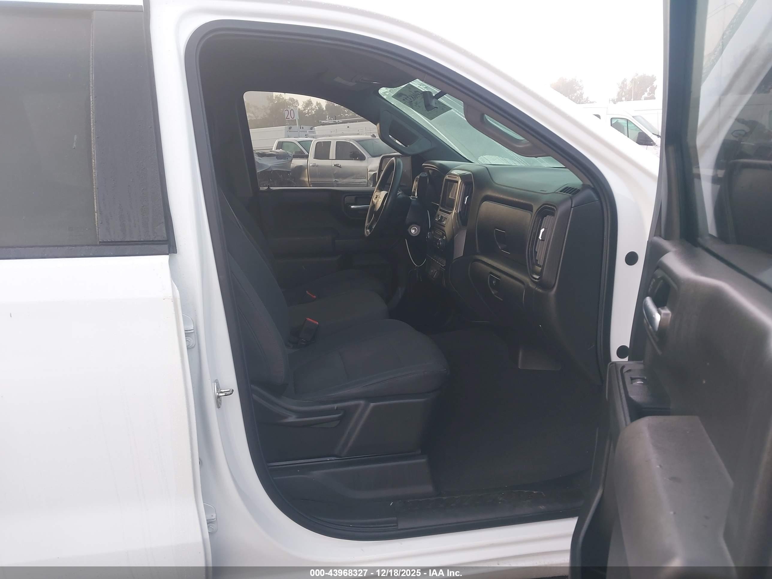 CHEVROLET SILVERADO image 5