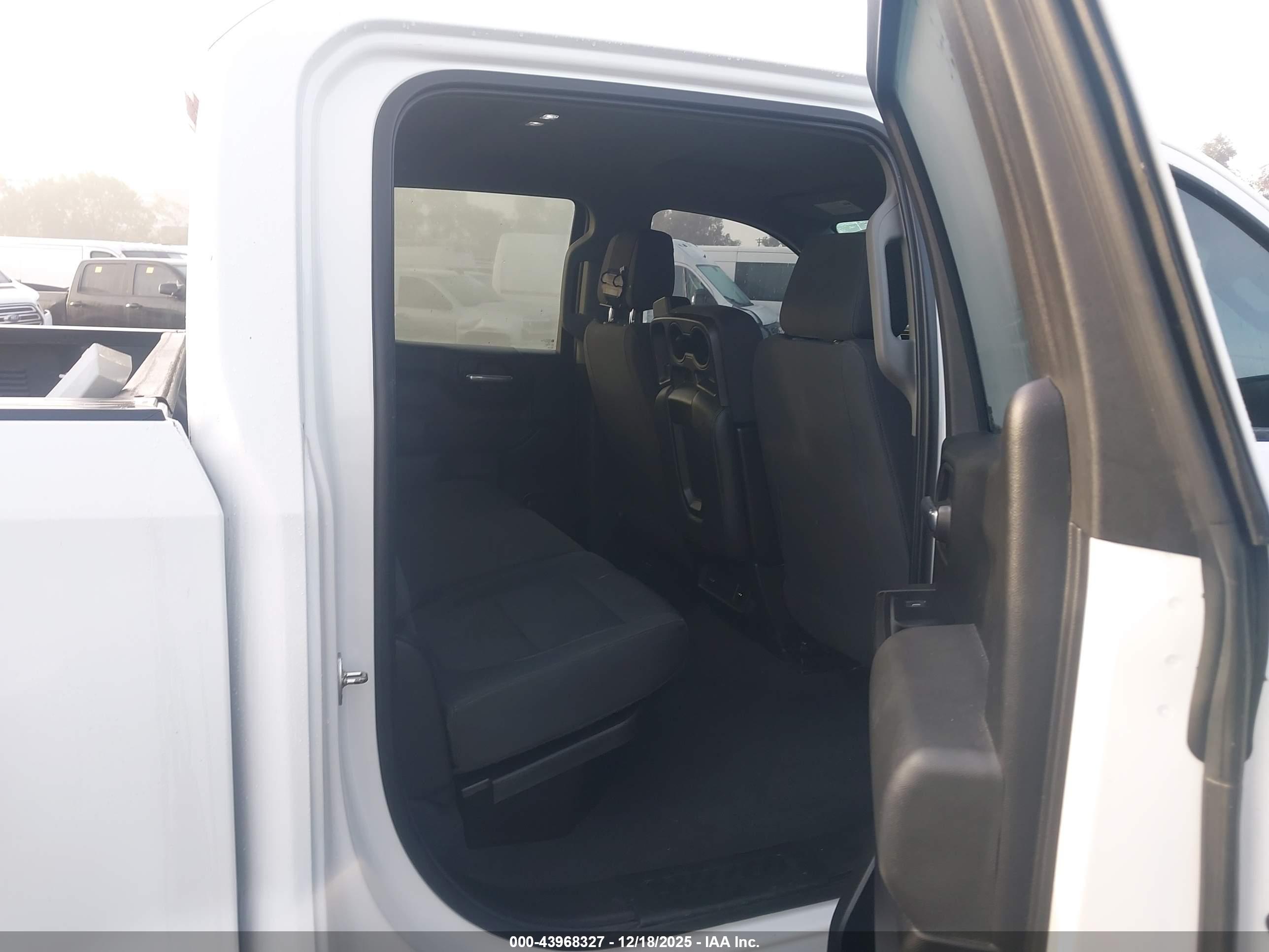 CHEVROLET SILVERADO image 8