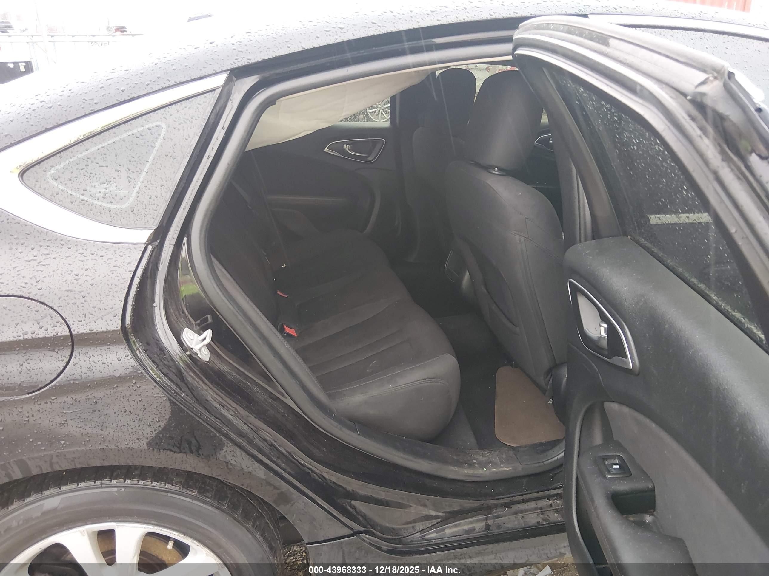 CHRYSLER 200 image 8