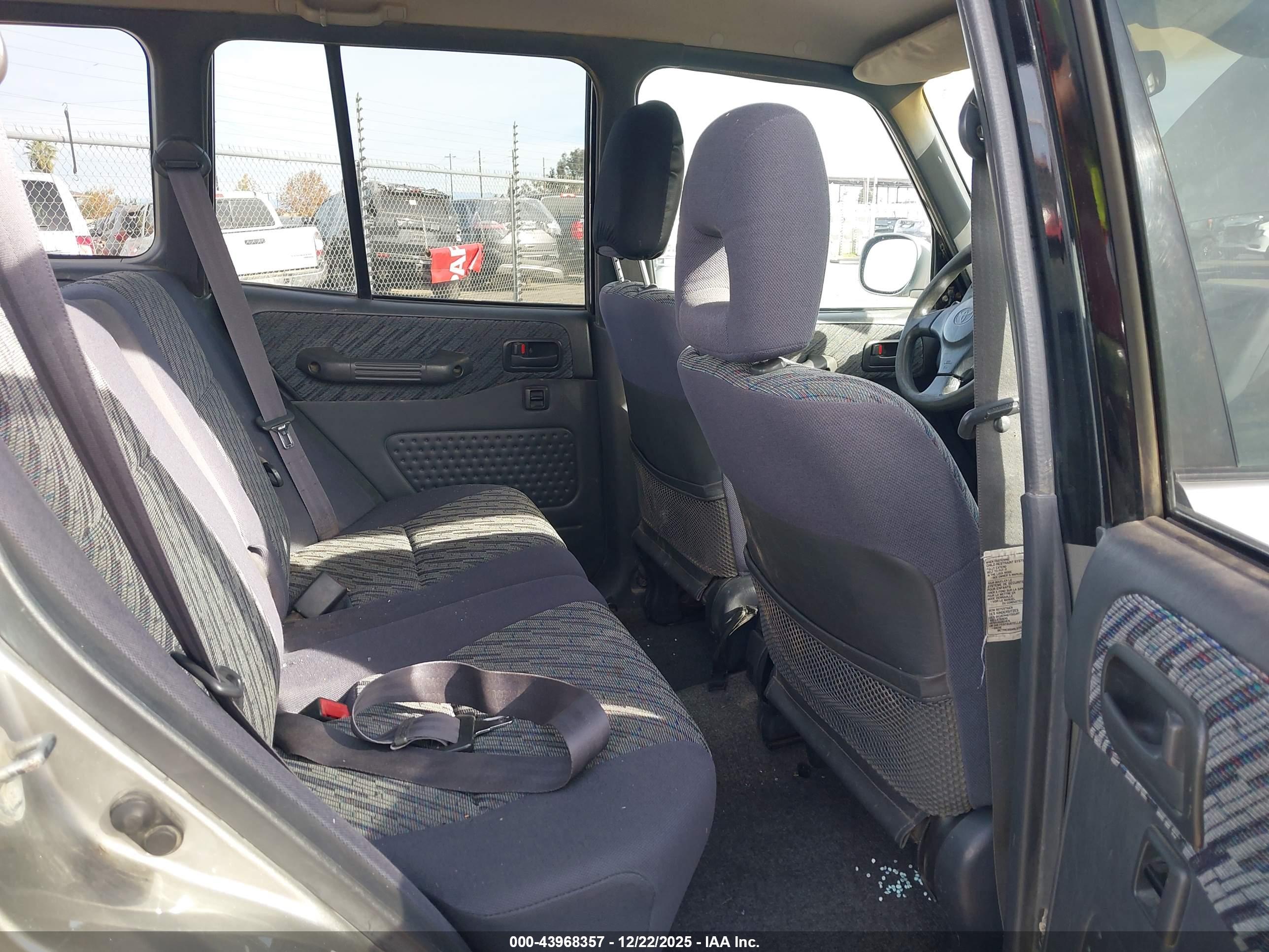 TOYOTA RAV4 image 8