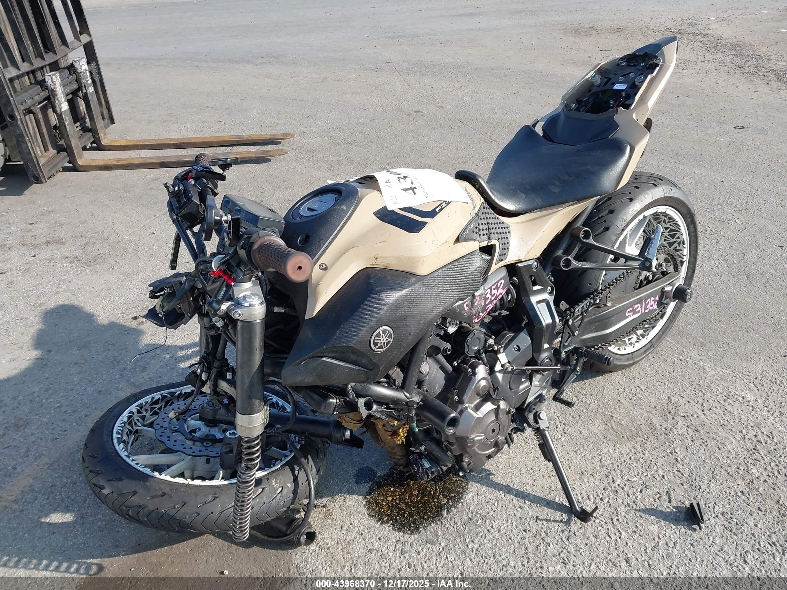 YAMAHA FZ07 image 2