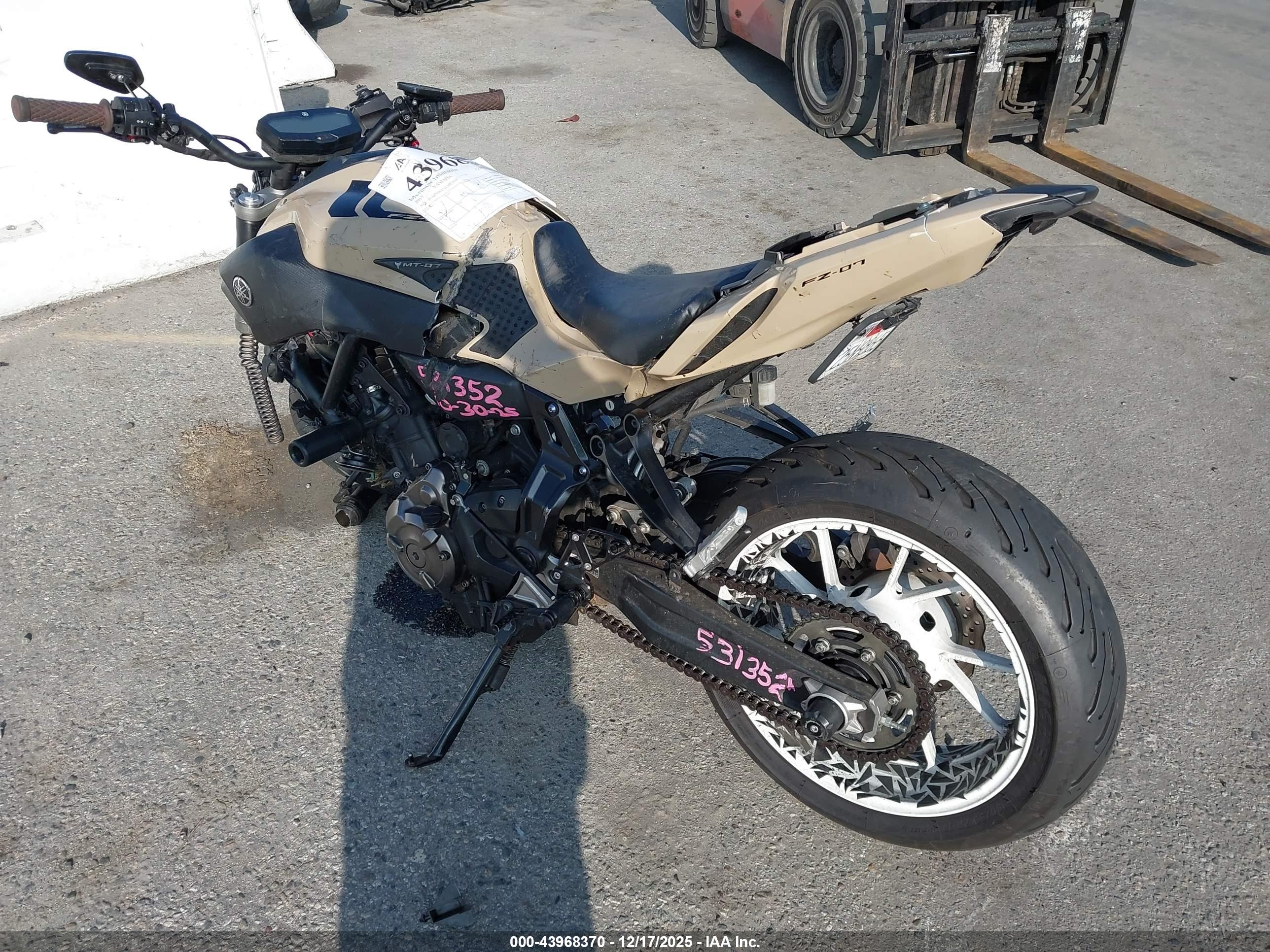 YAMAHA FZ07 image 3