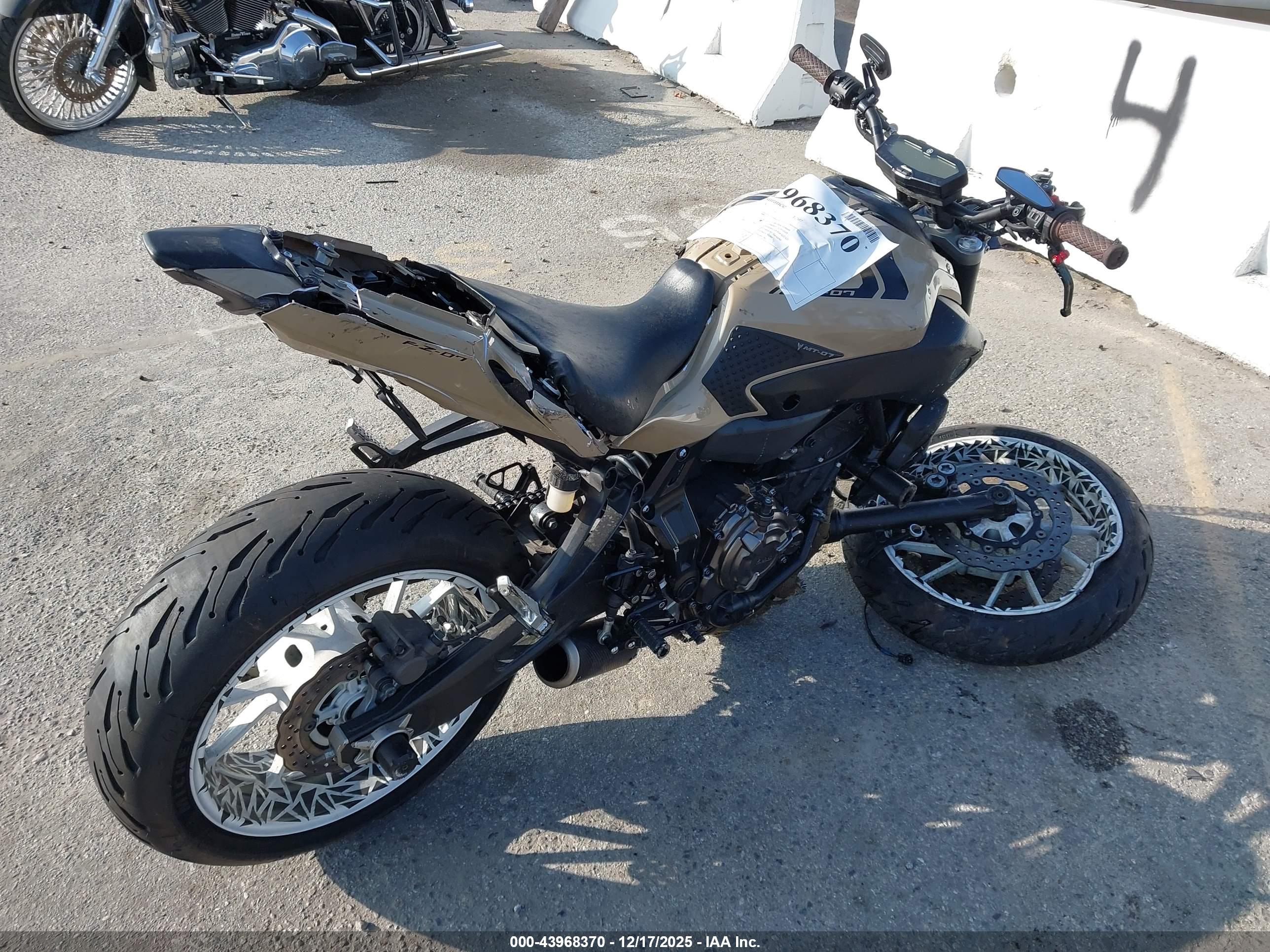 YAMAHA FZ07 image 4