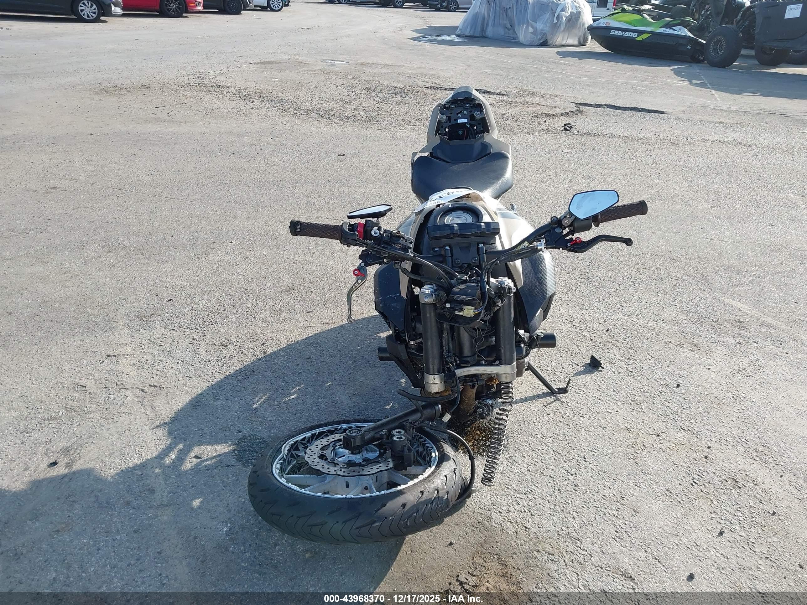 YAMAHA FZ07 image 5
