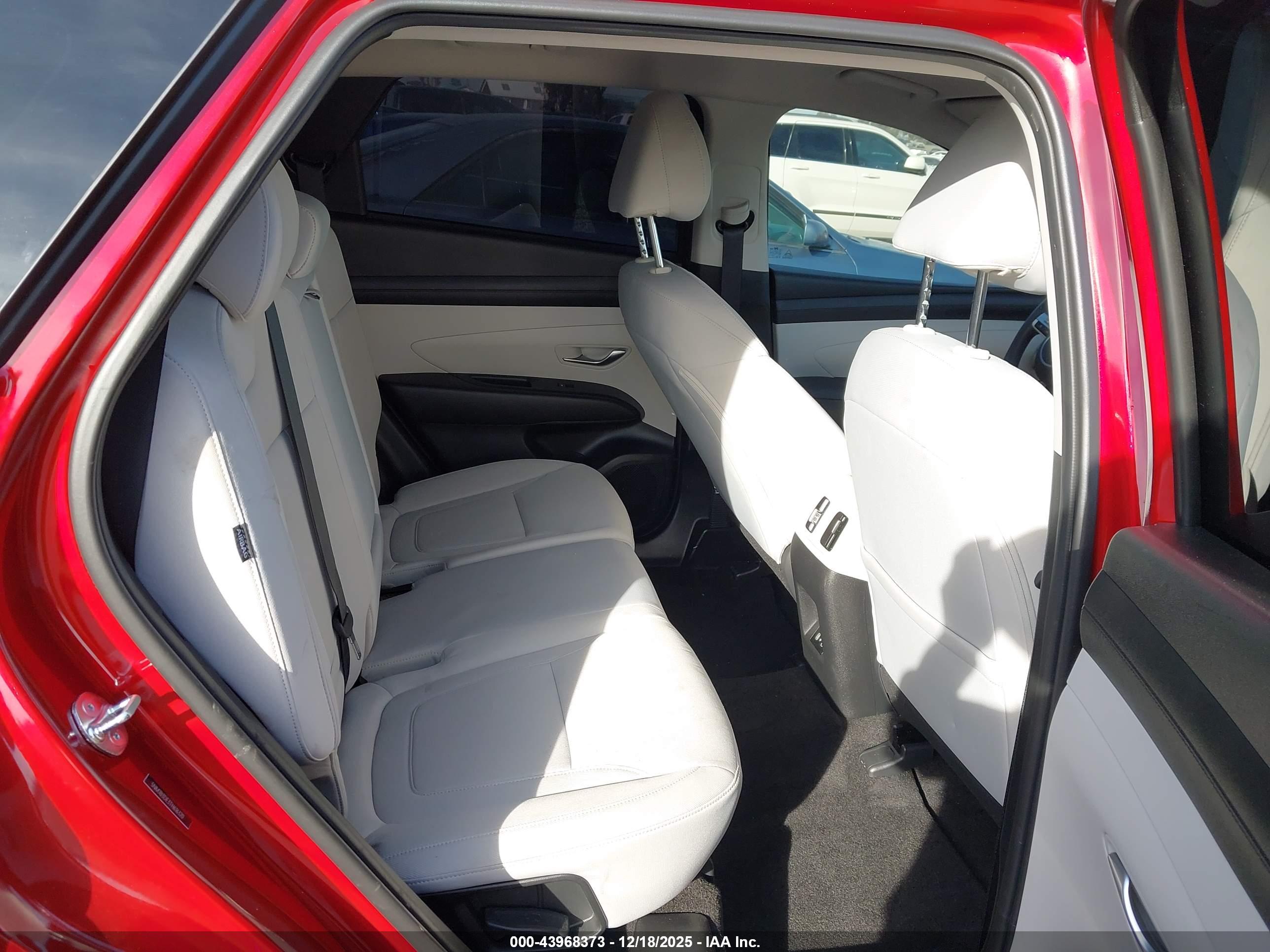 HYUNDAI TUCSON image 8