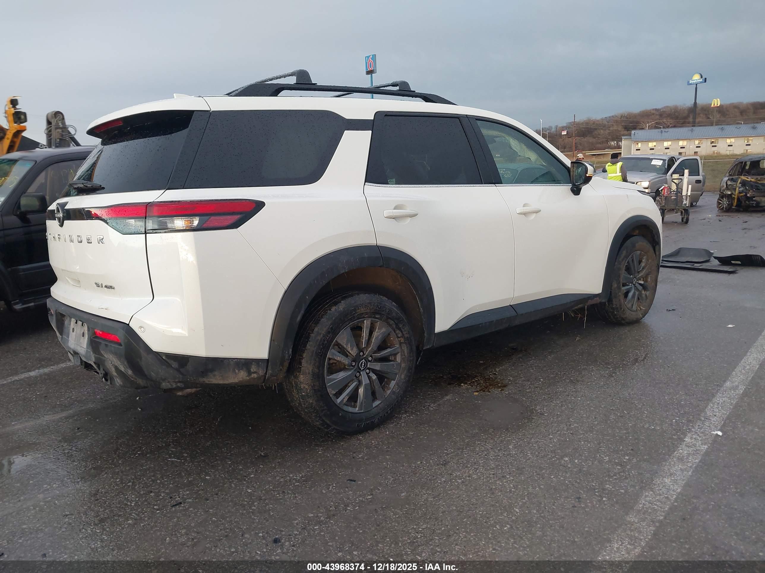 NISSAN PATHFINDER image 4