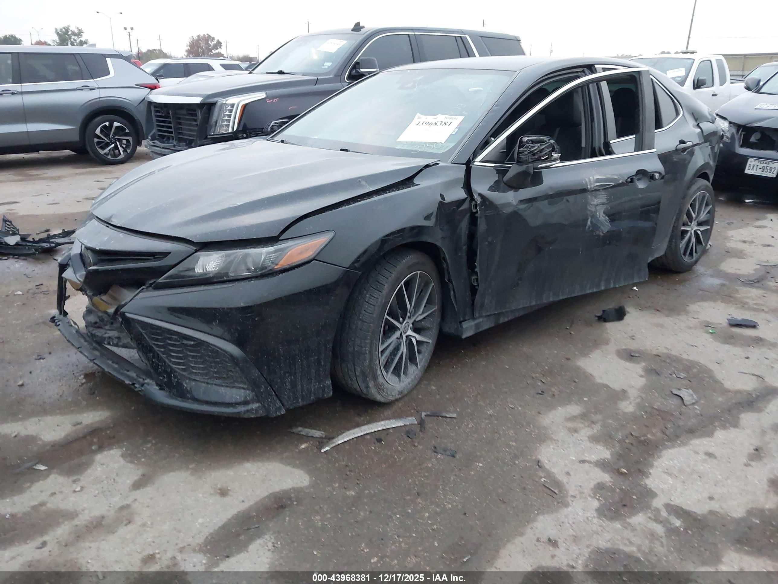 TOYOTA CAMRY image 2