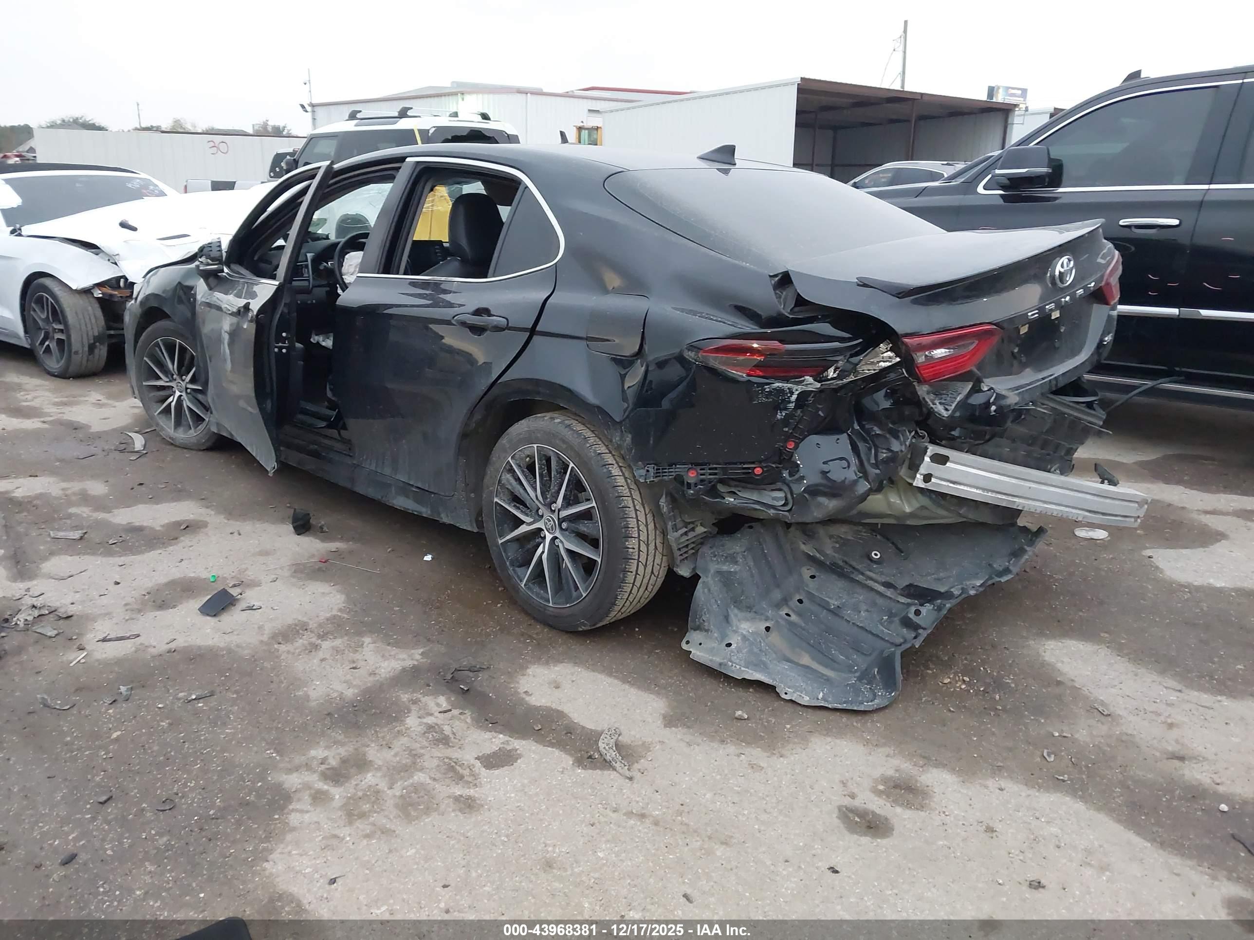 TOYOTA CAMRY image 3