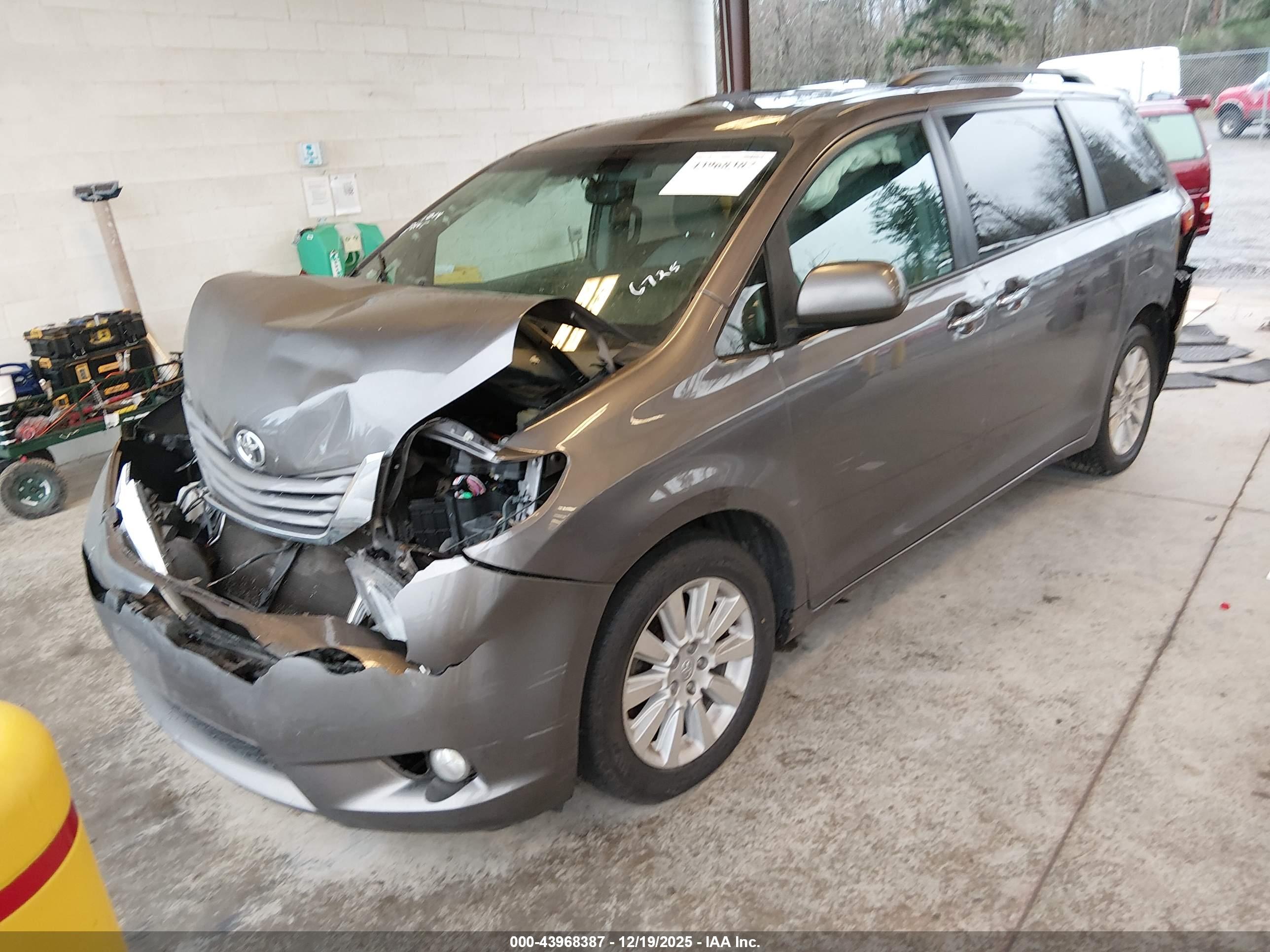 TOYOTA SIENNA image 2