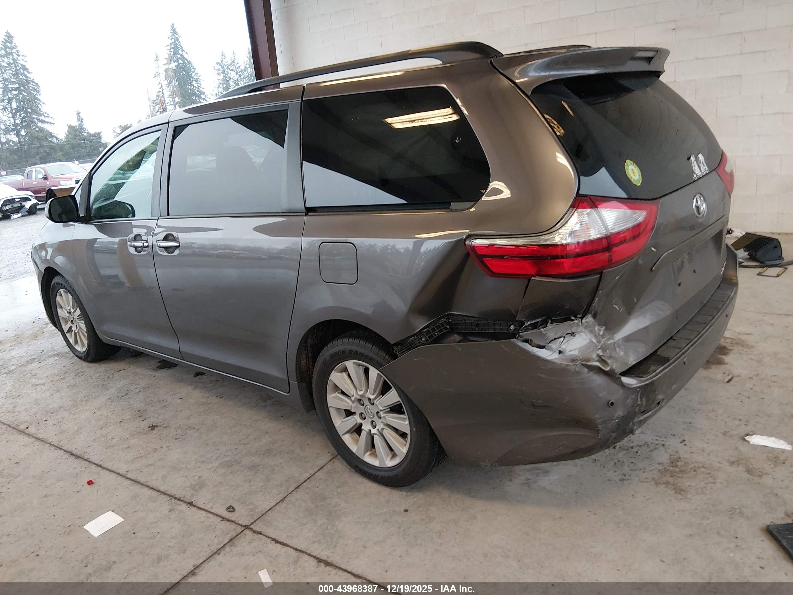 TOYOTA SIENNA image 3