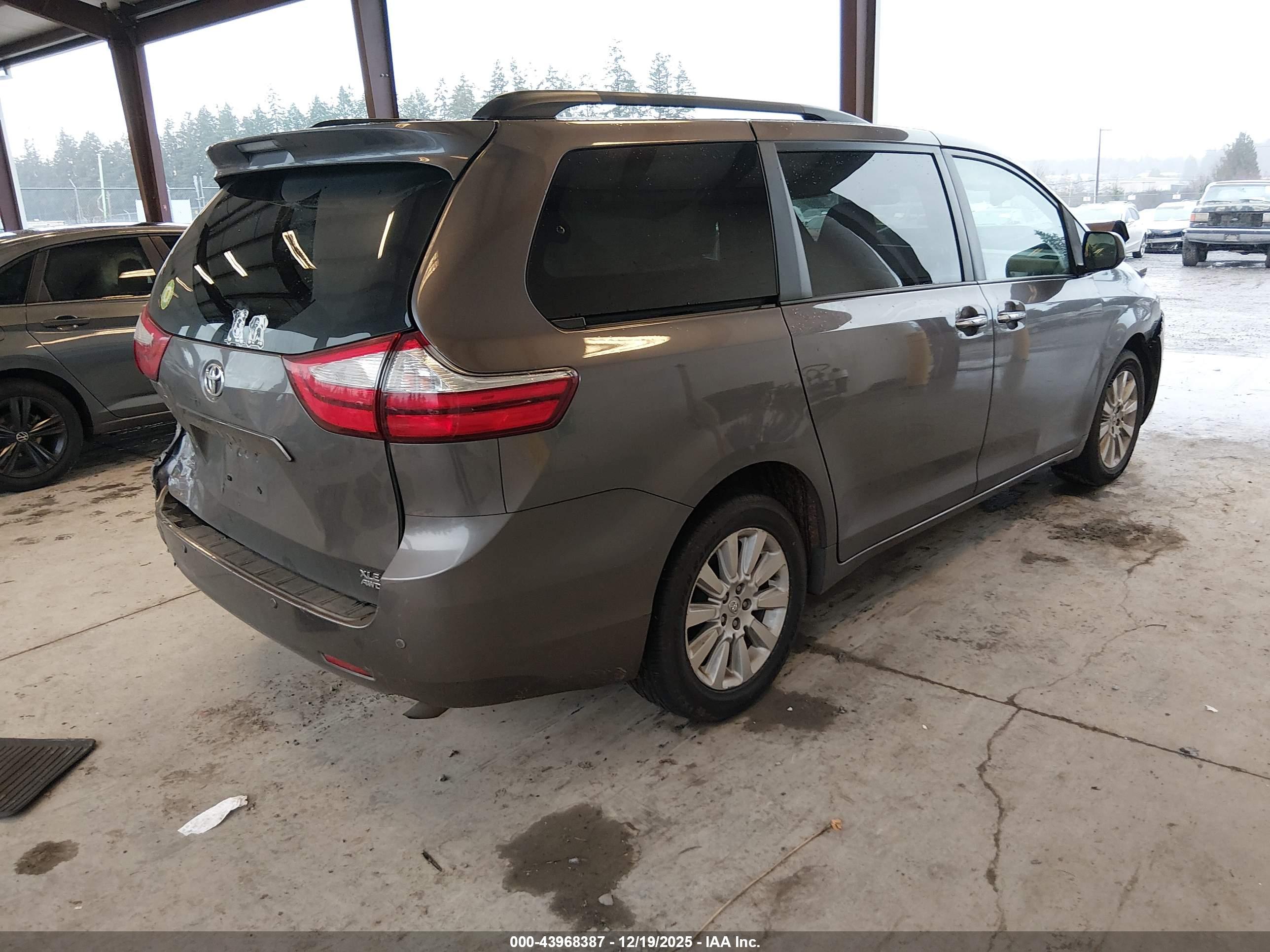 TOYOTA SIENNA image 4