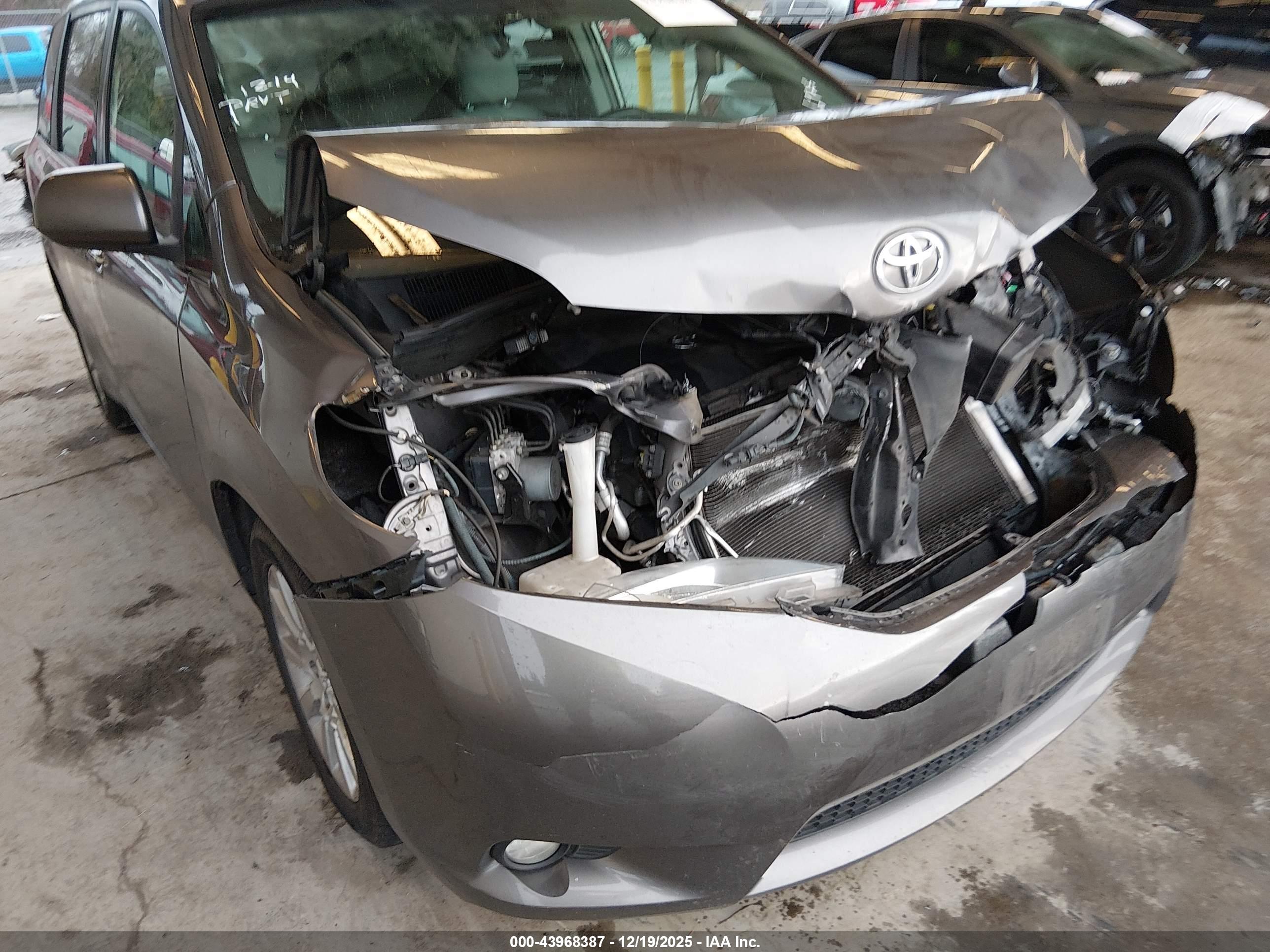 TOYOTA SIENNA image 6