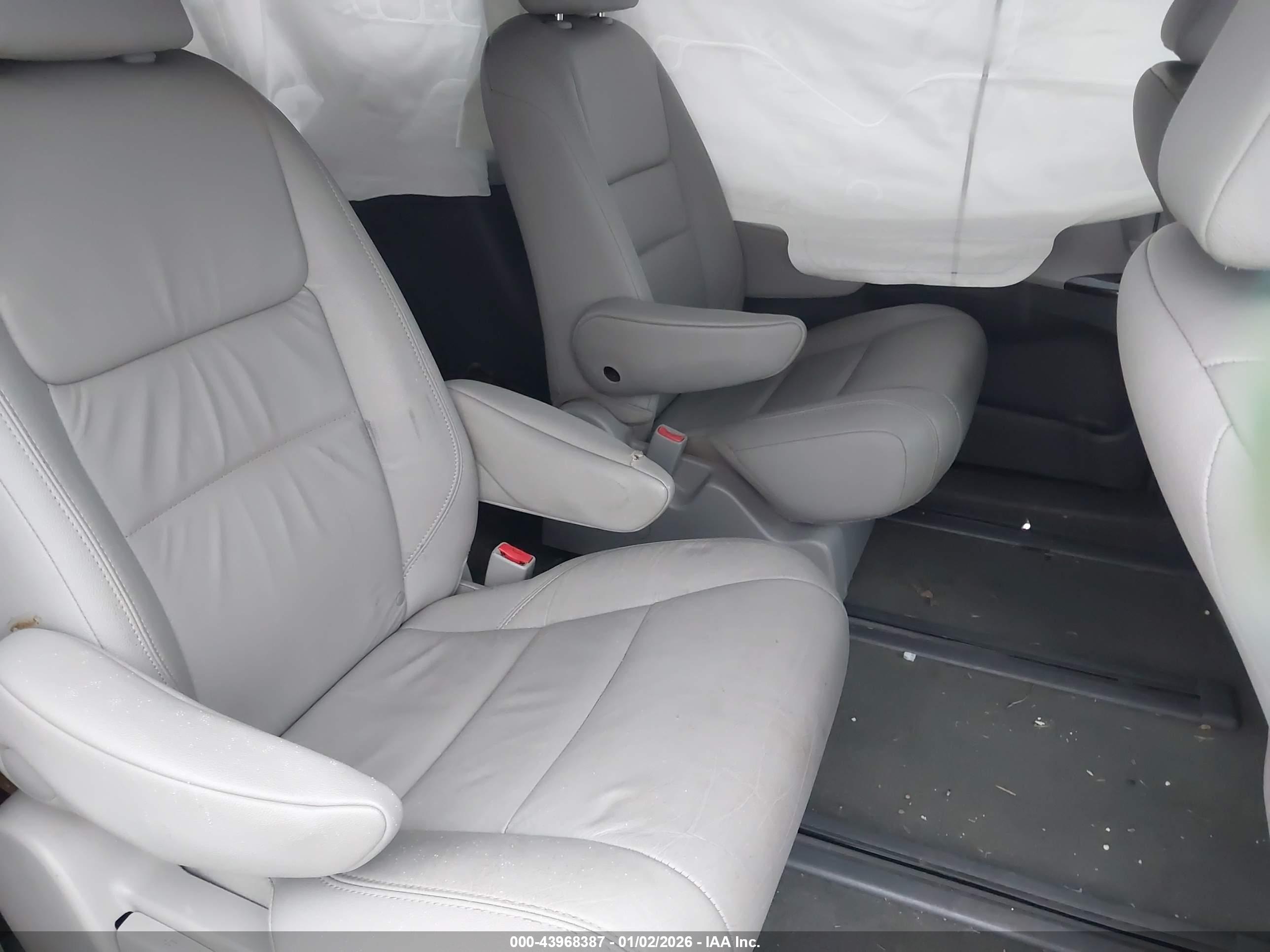 TOYOTA SIENNA image 8