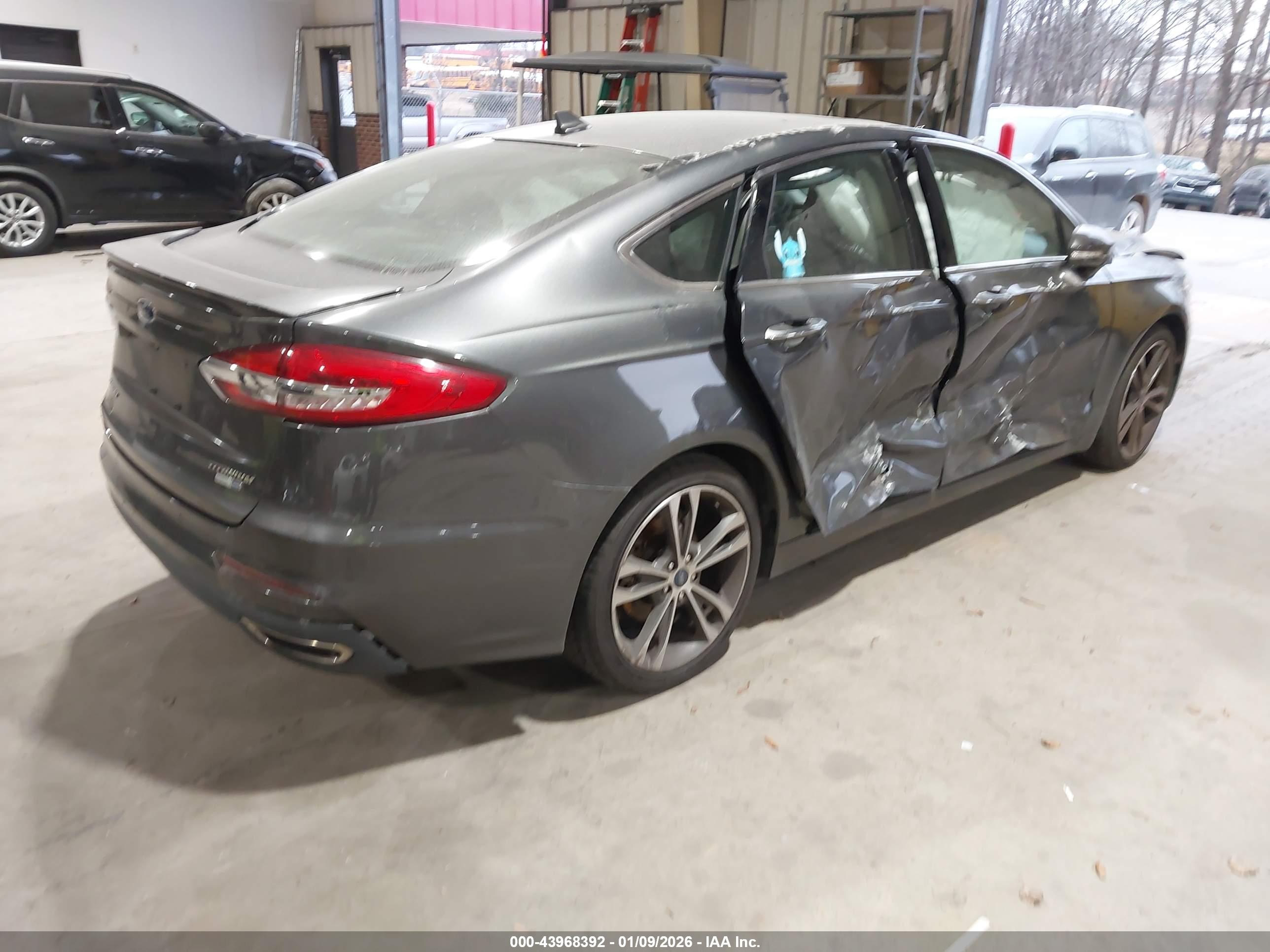 FORD FUSION image 4