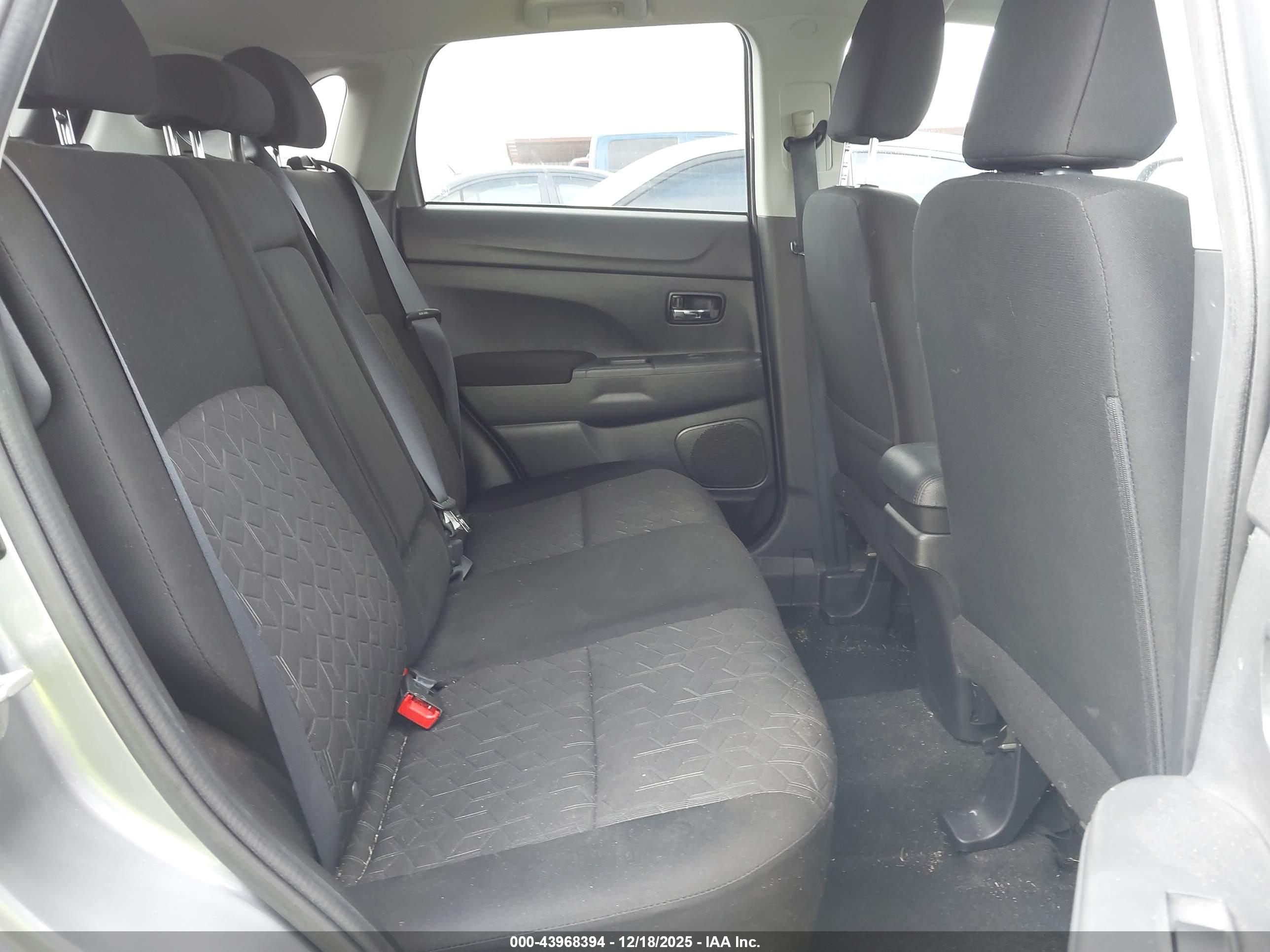 MITSUBISHI OUTLANDER image 8