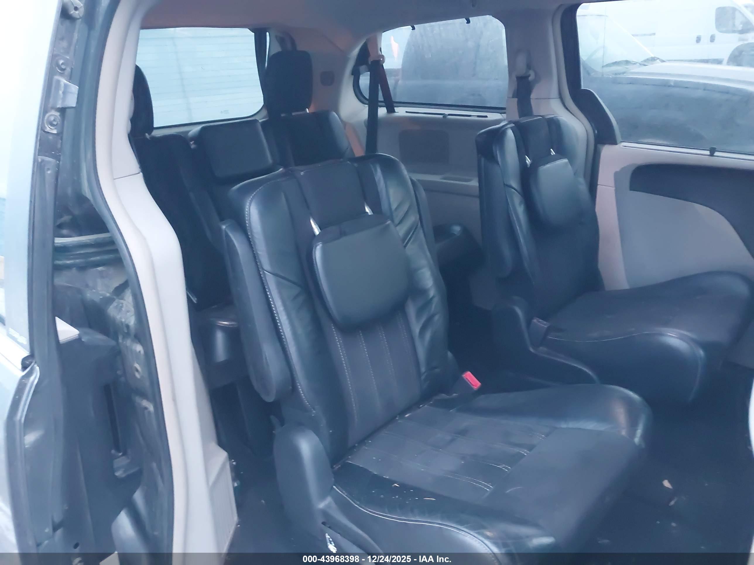 CHRYSLER TOWN image 8