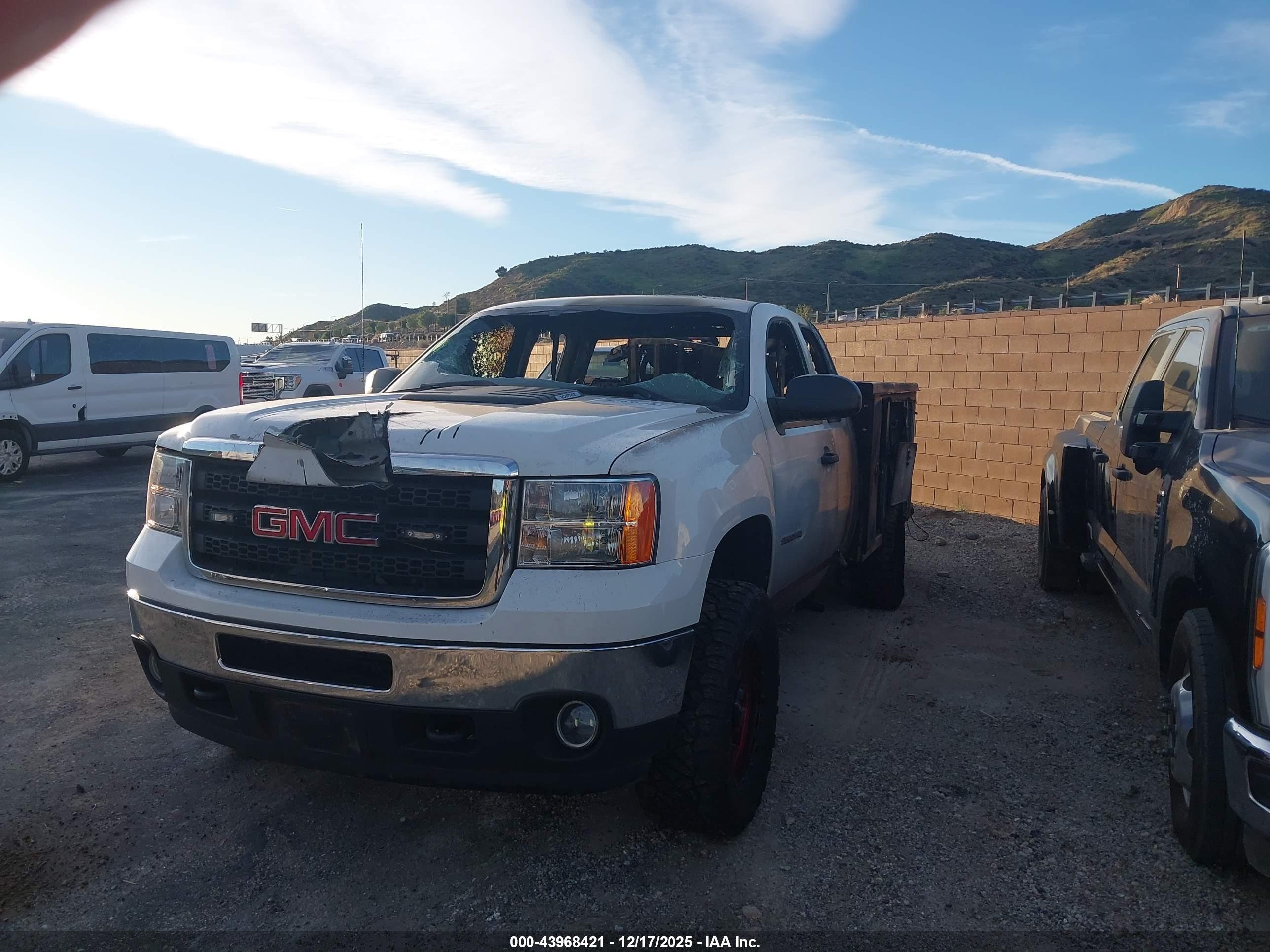 GMC SIERRA image 2