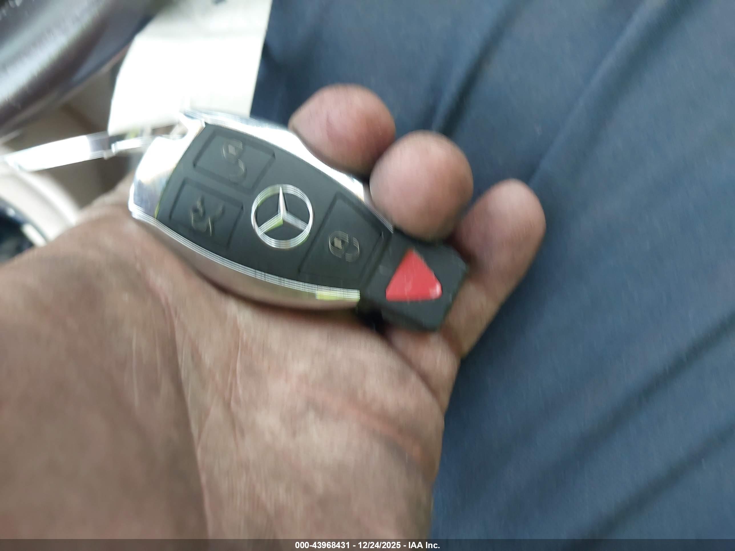 MERCEDES-BENZ E image 11