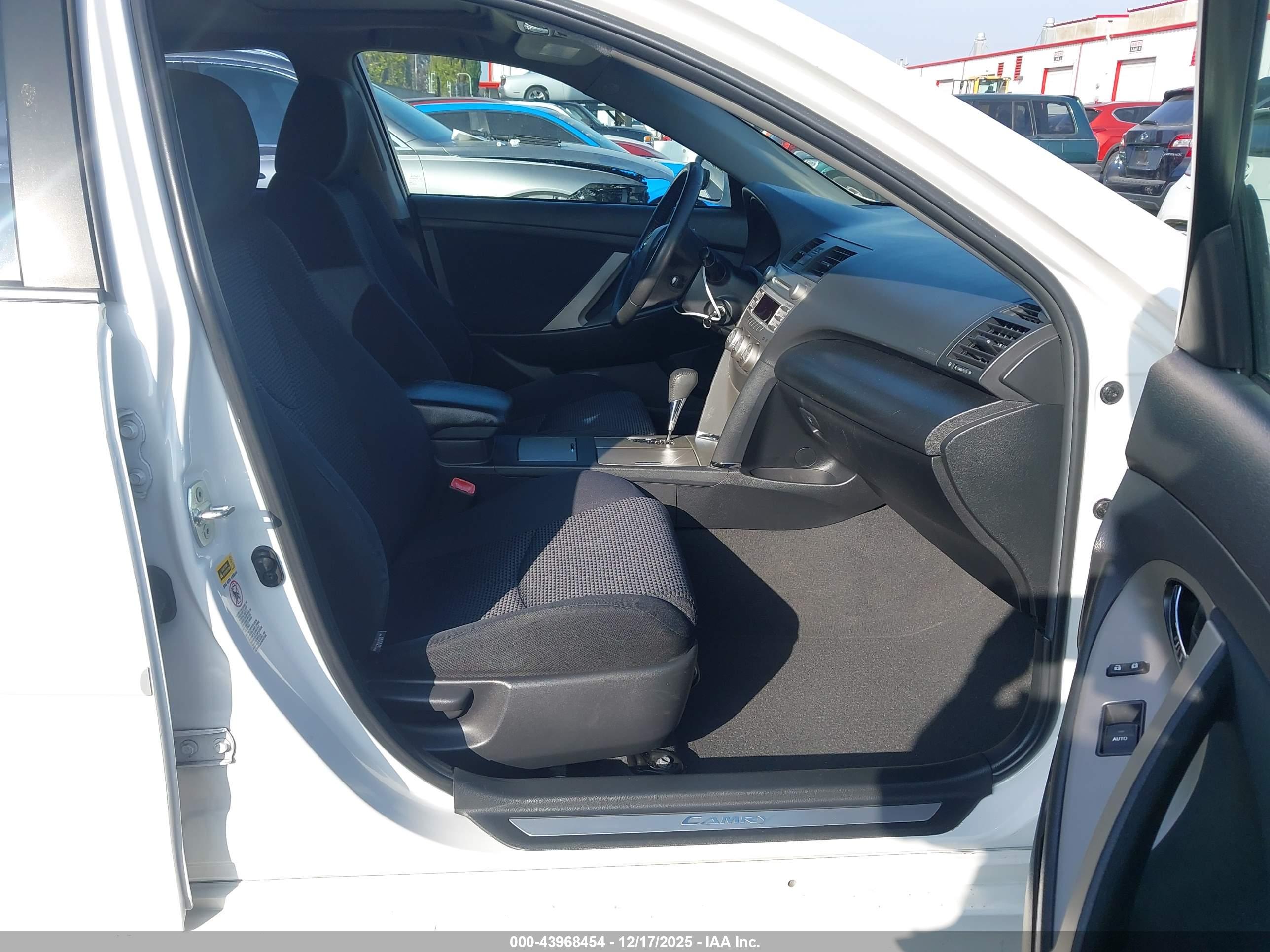 TOYOTA CAMRY image 5