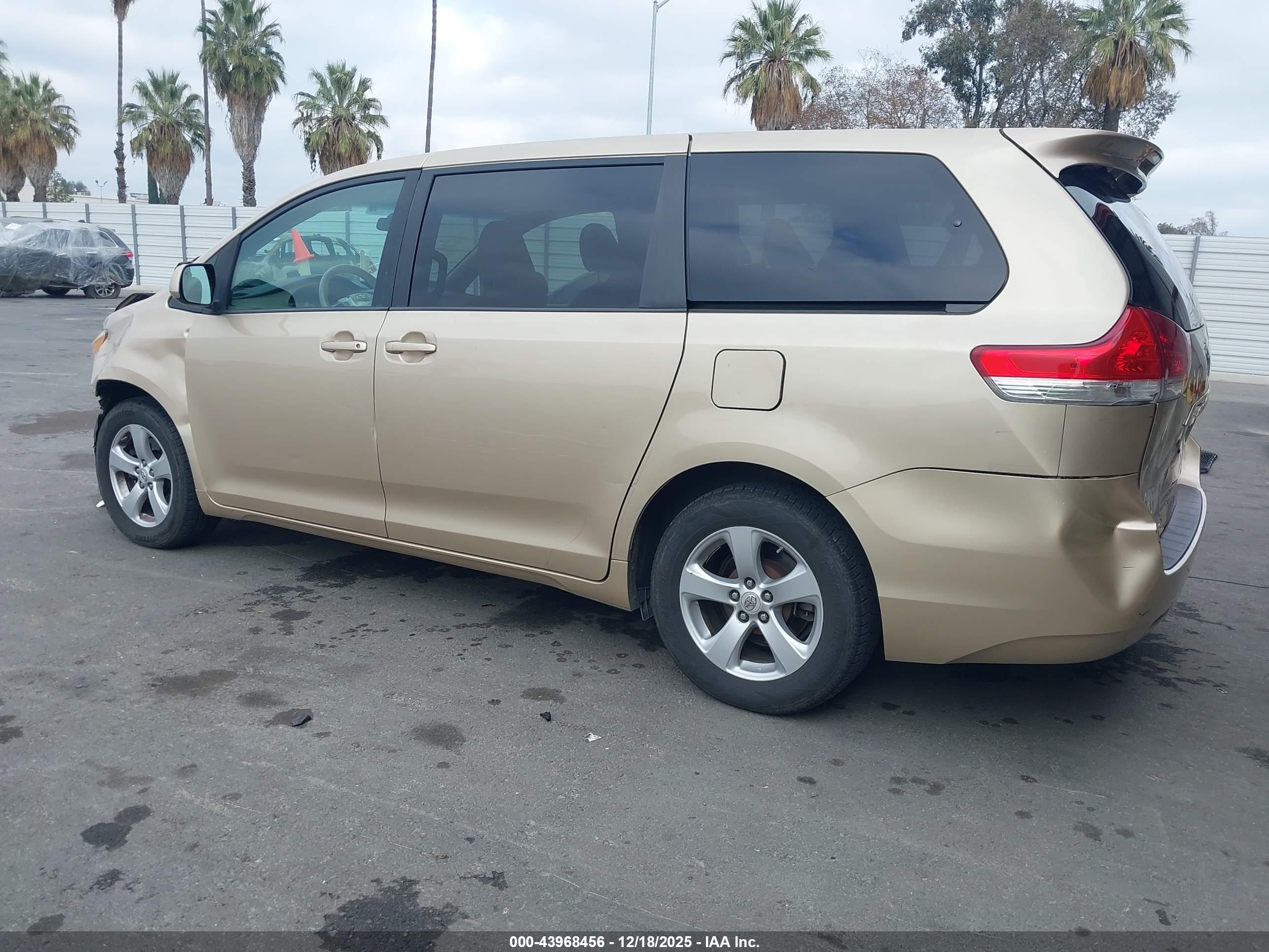 TOYOTA SIENNA image 3