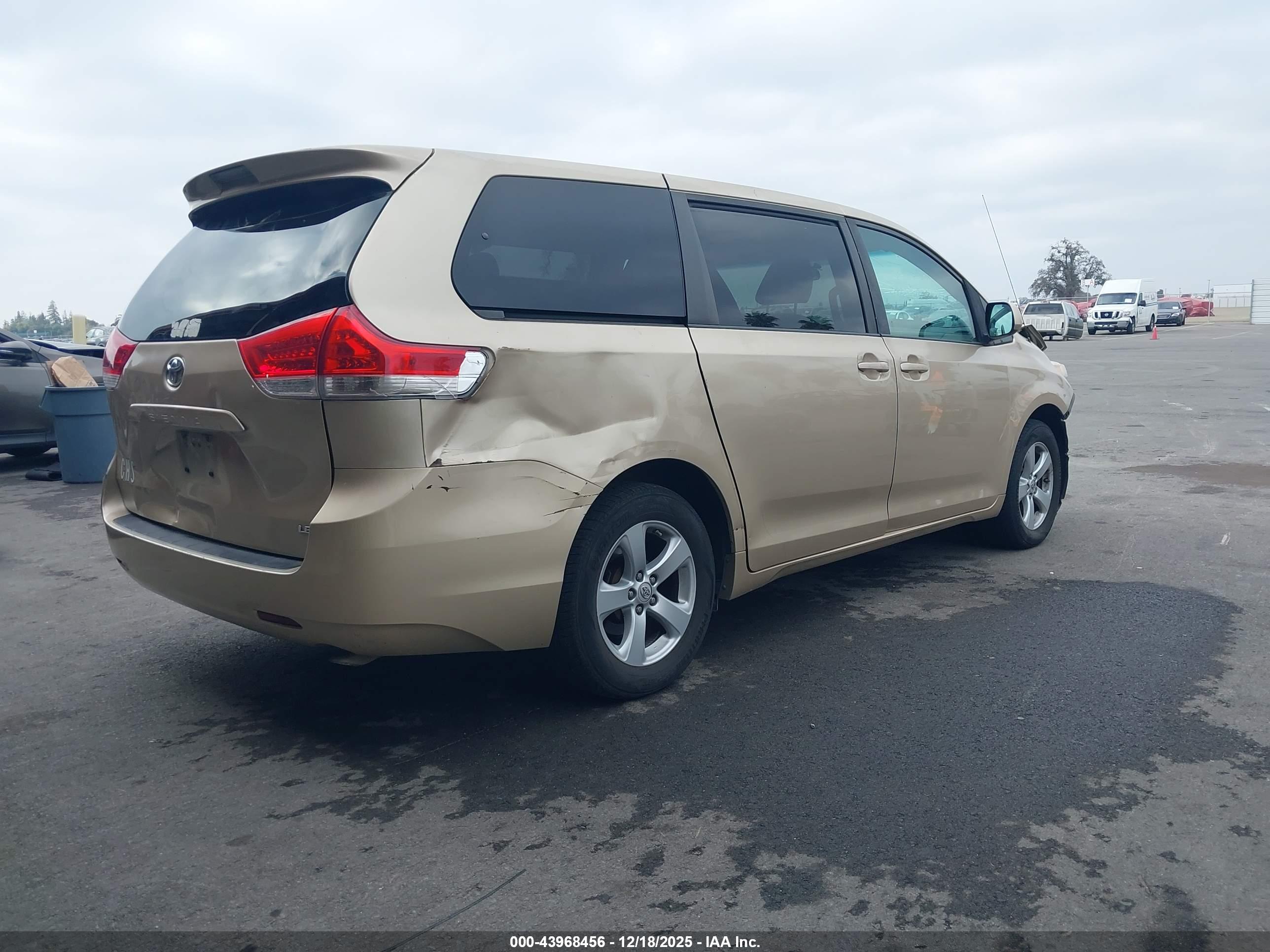 TOYOTA SIENNA image 4