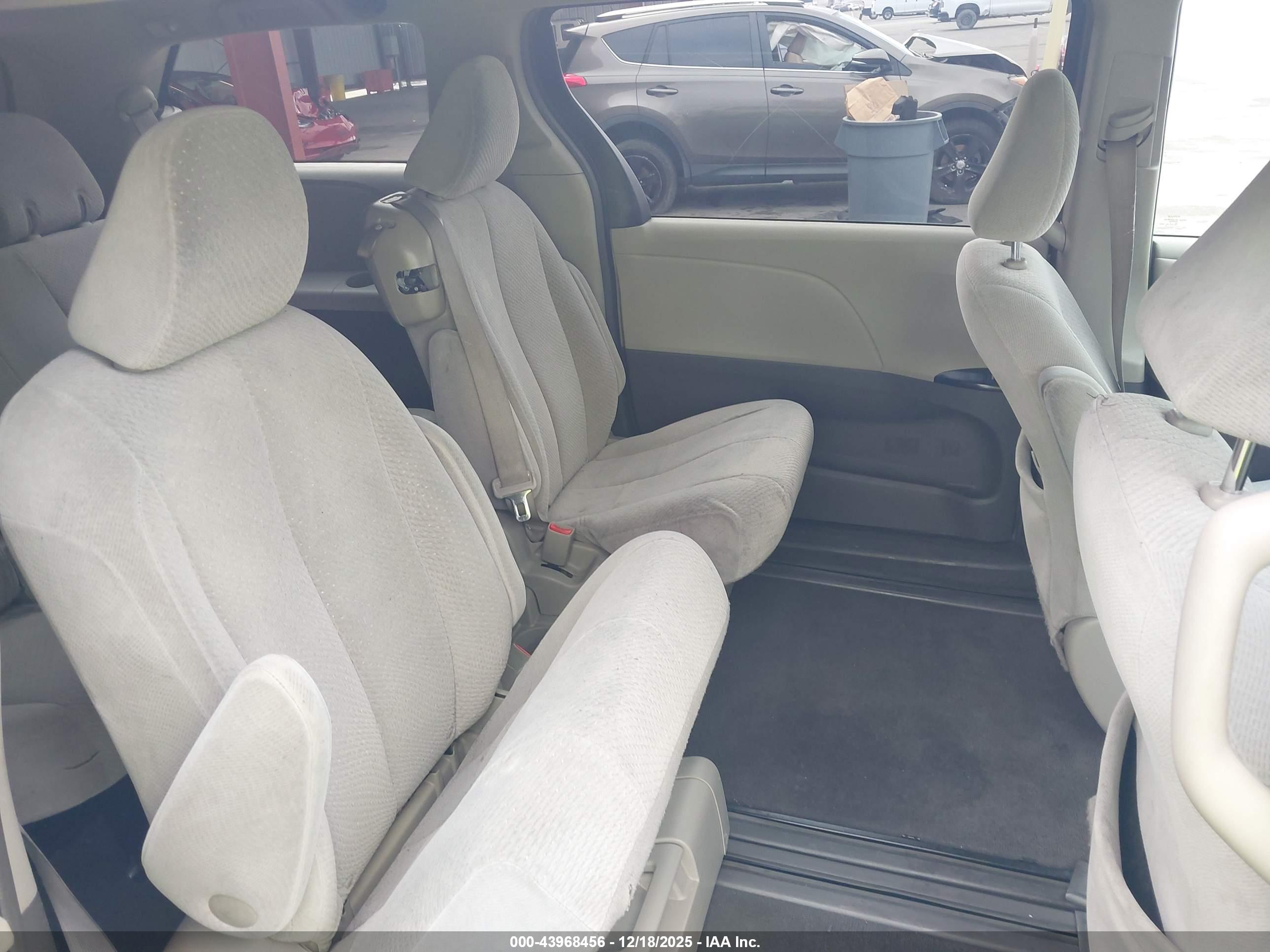 TOYOTA SIENNA image 8