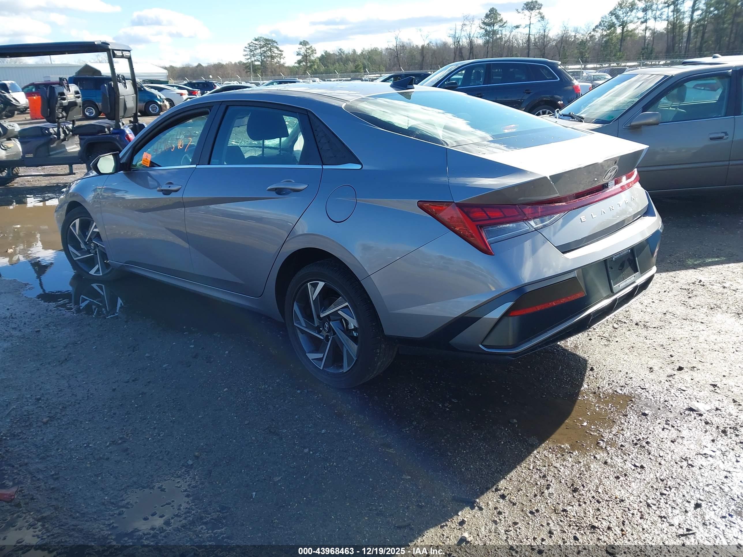 HYUNDAI ELANTRA image 3
