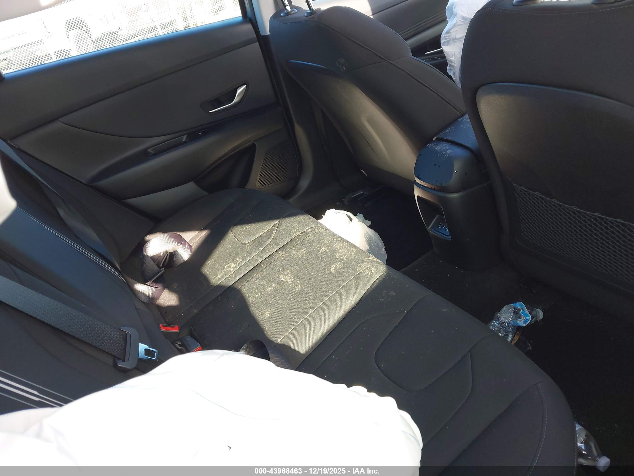 HYUNDAI ELANTRA image 8