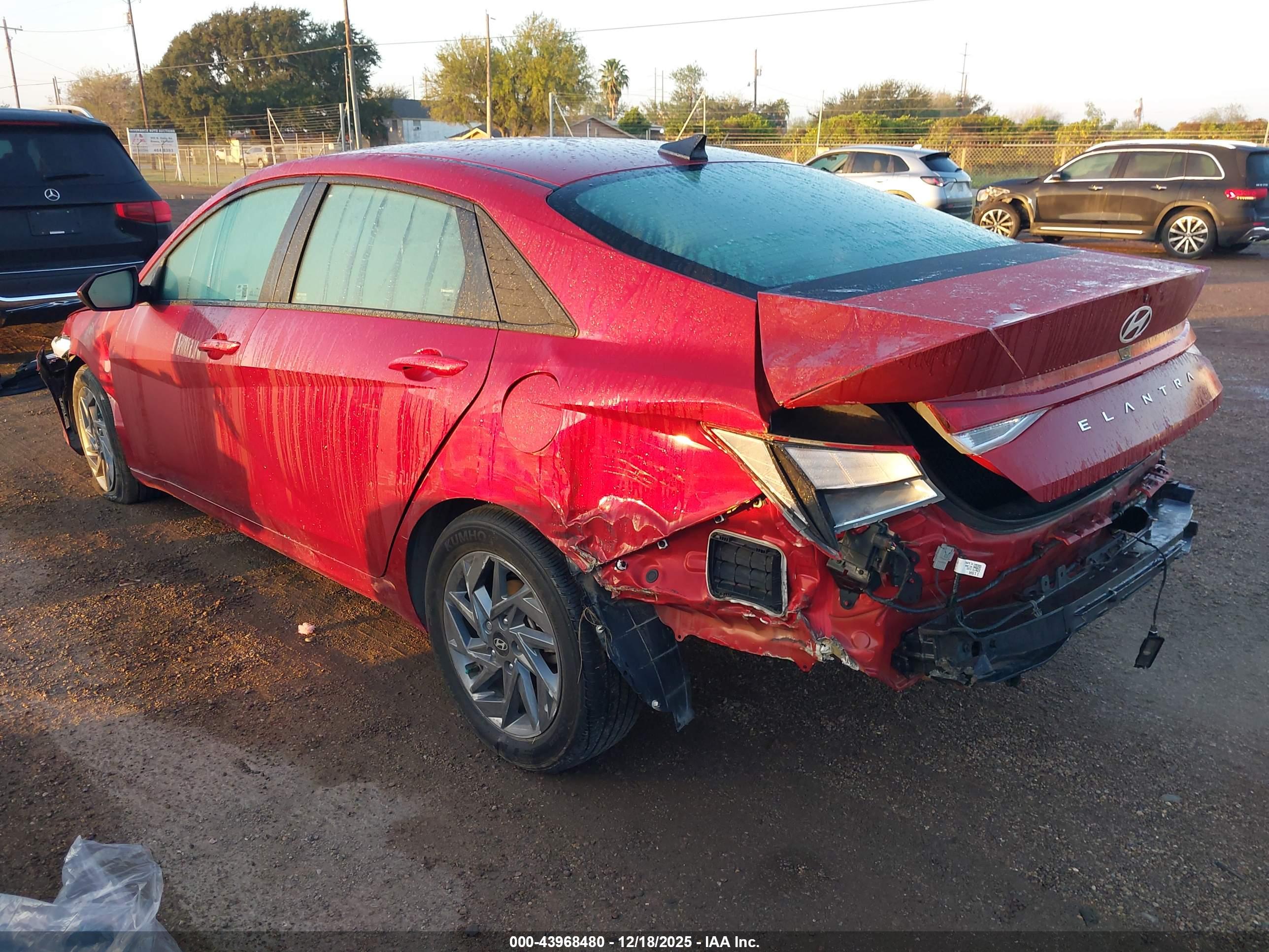 HYUNDAI ELANTRA image 3