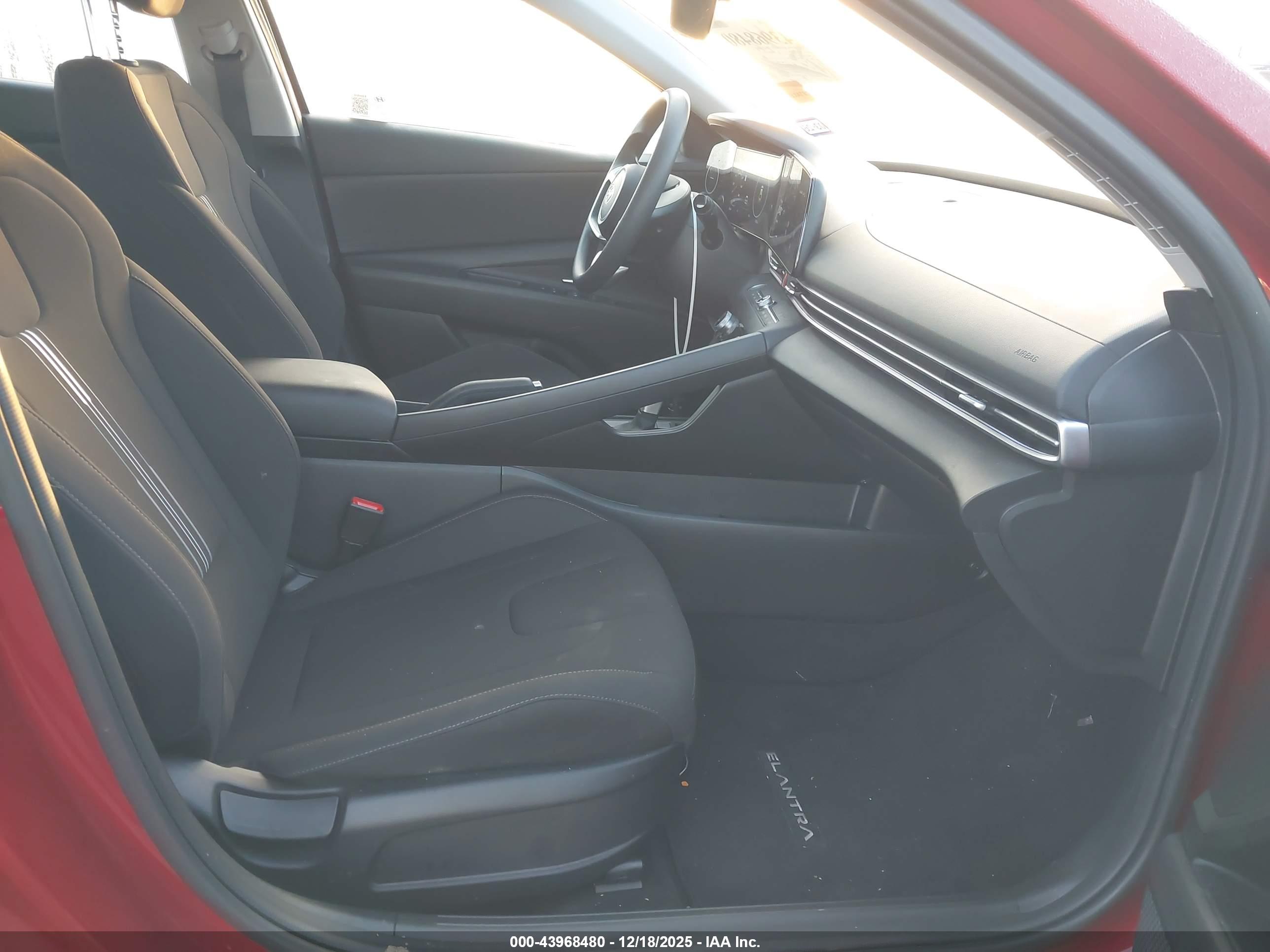 HYUNDAI ELANTRA image 5