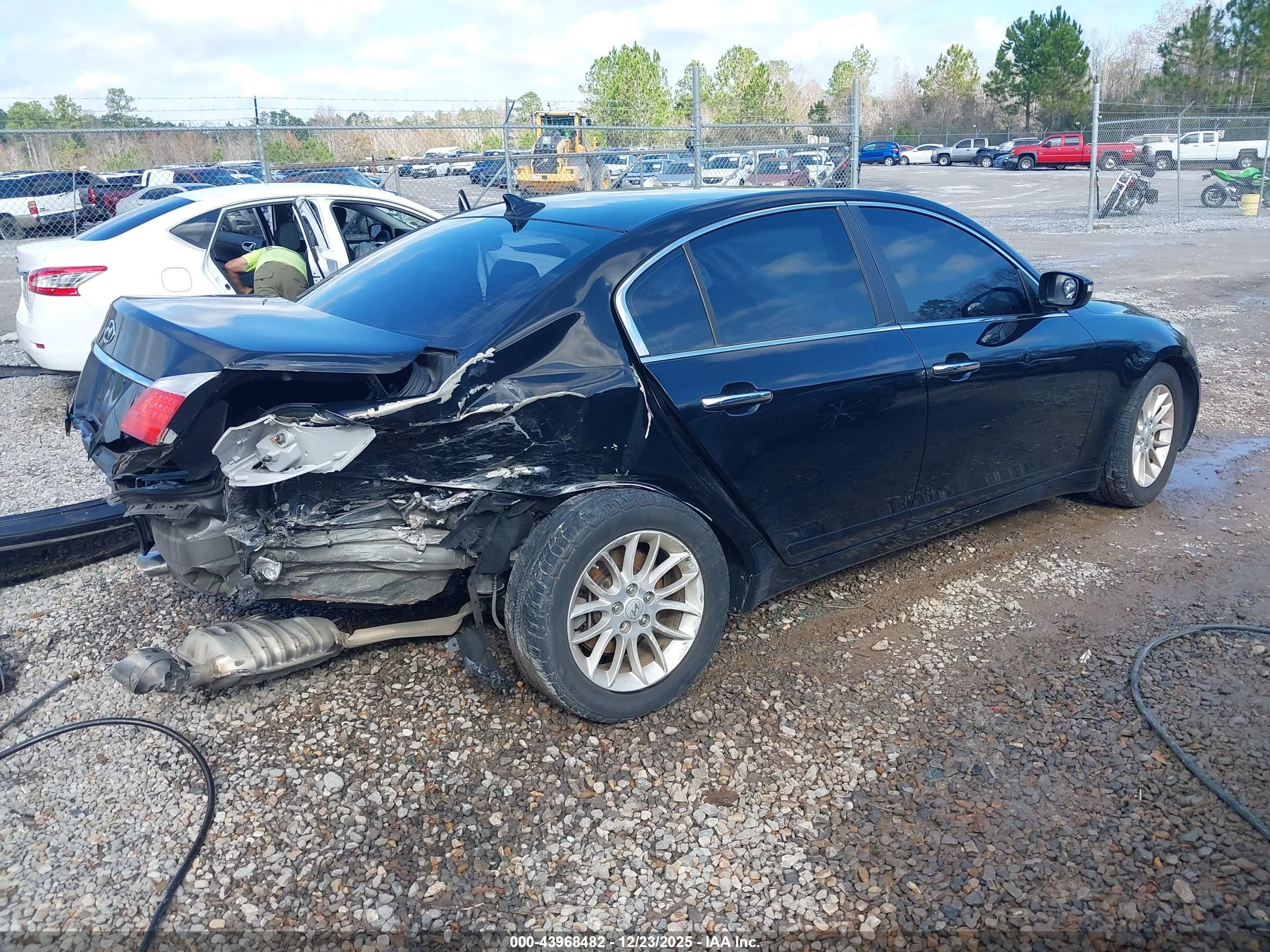 HYUNDAI GENESIS image 4
