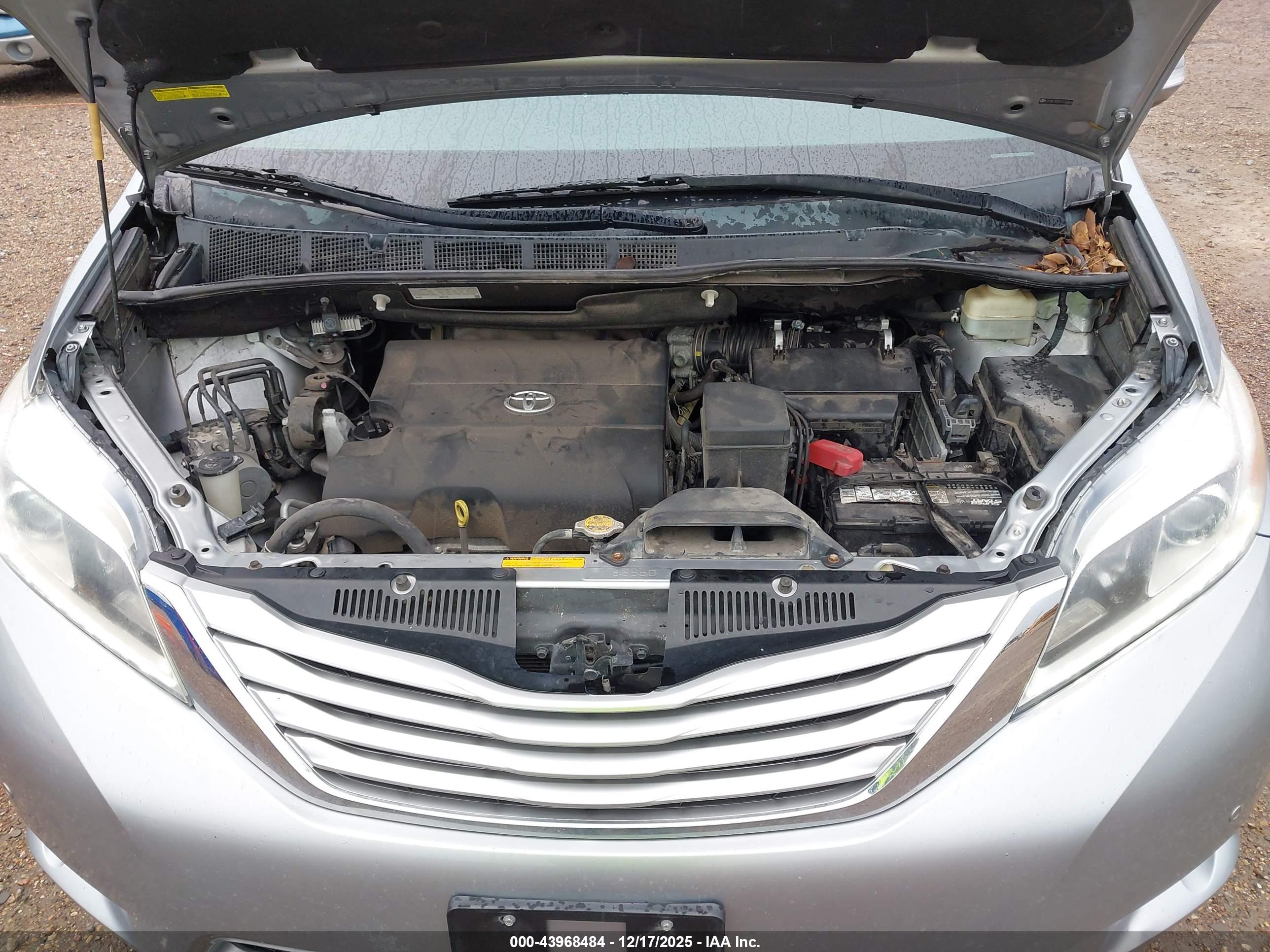 TOYOTA SIENNA image 10