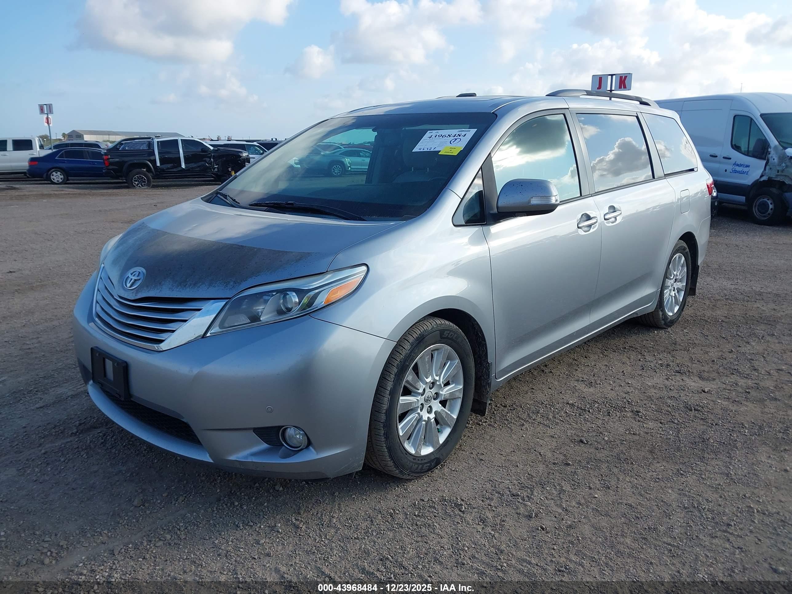 TOYOTA SIENNA image 2