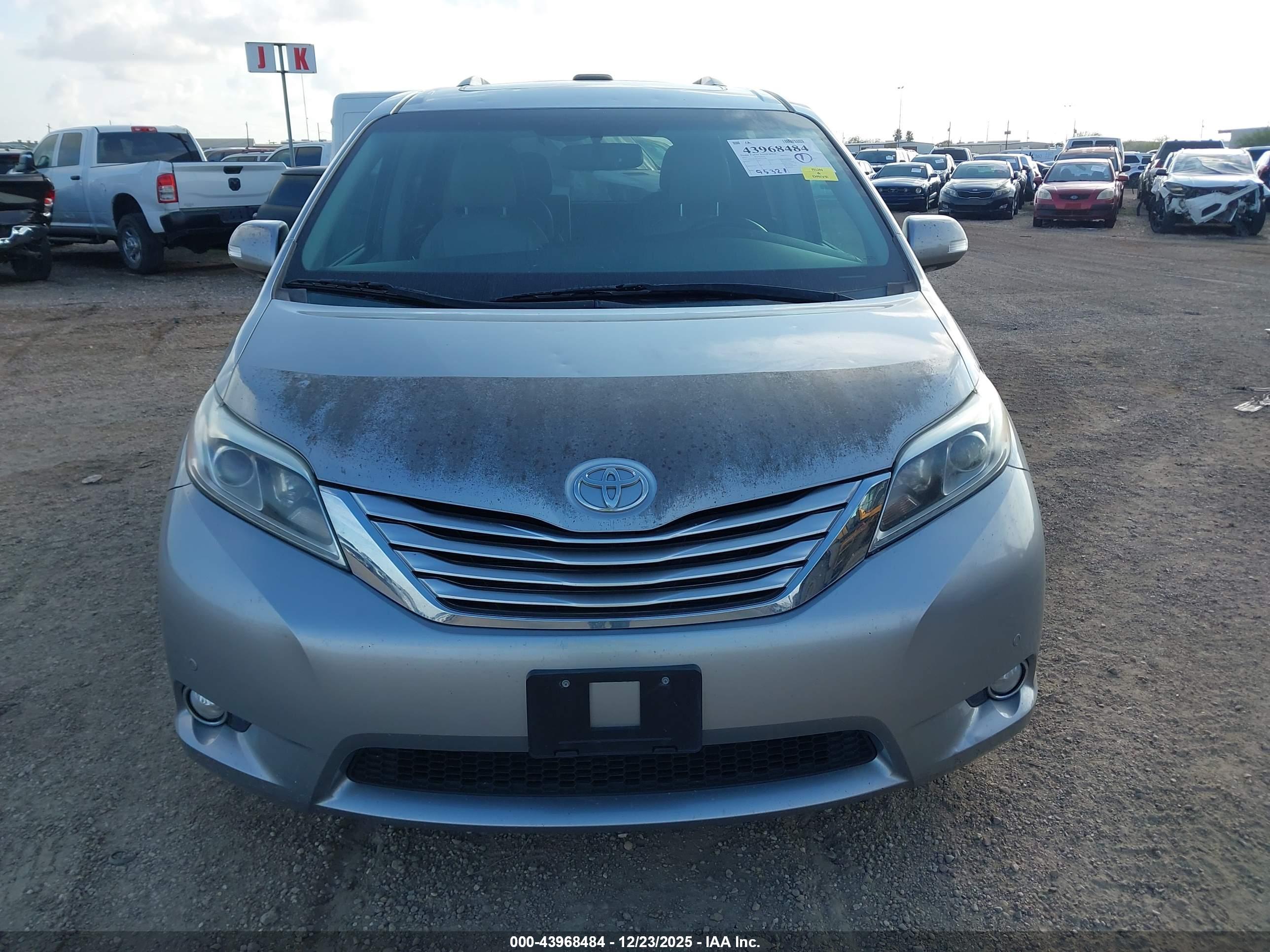 TOYOTA SIENNA image 6