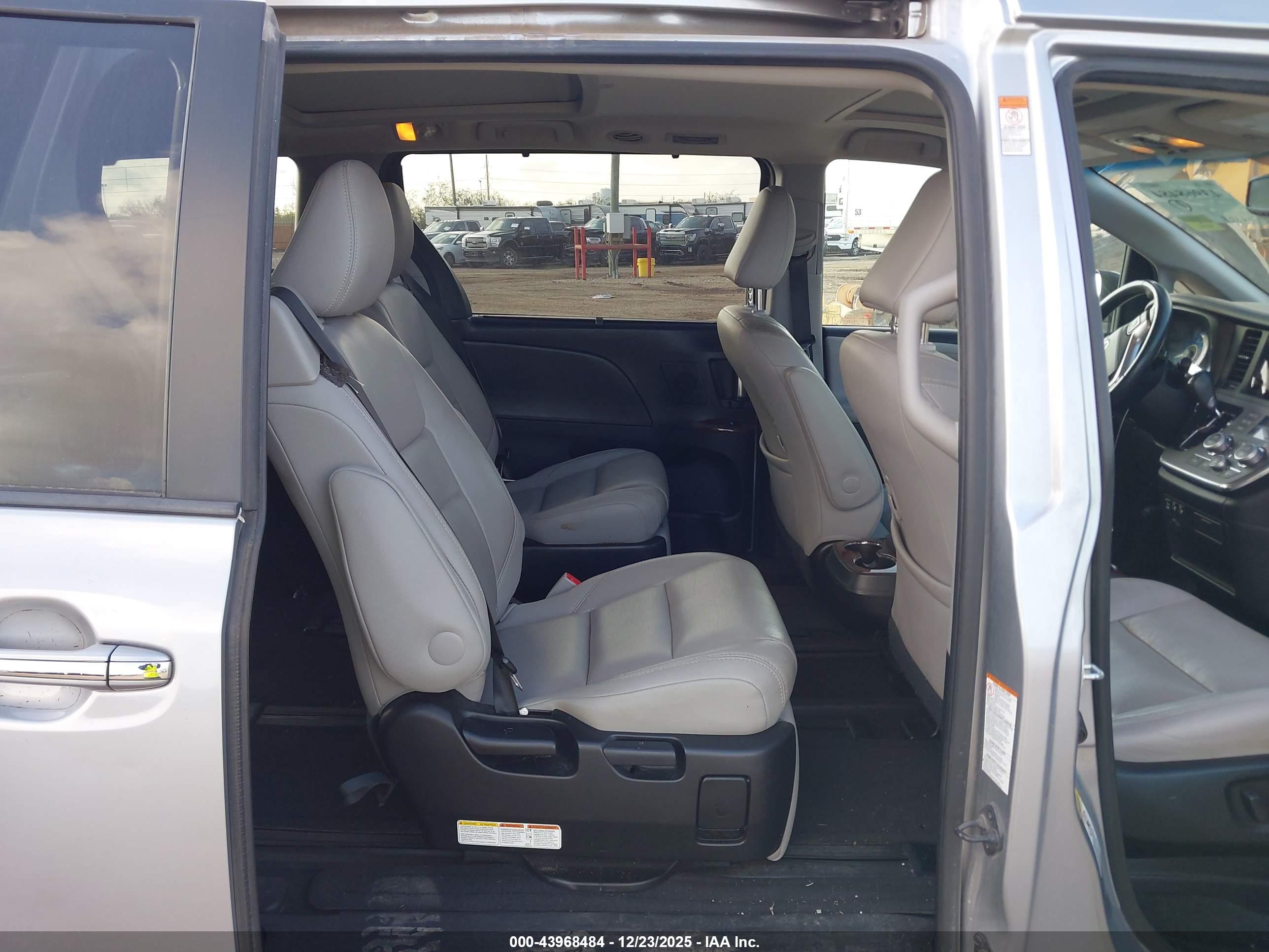 TOYOTA SIENNA image 8