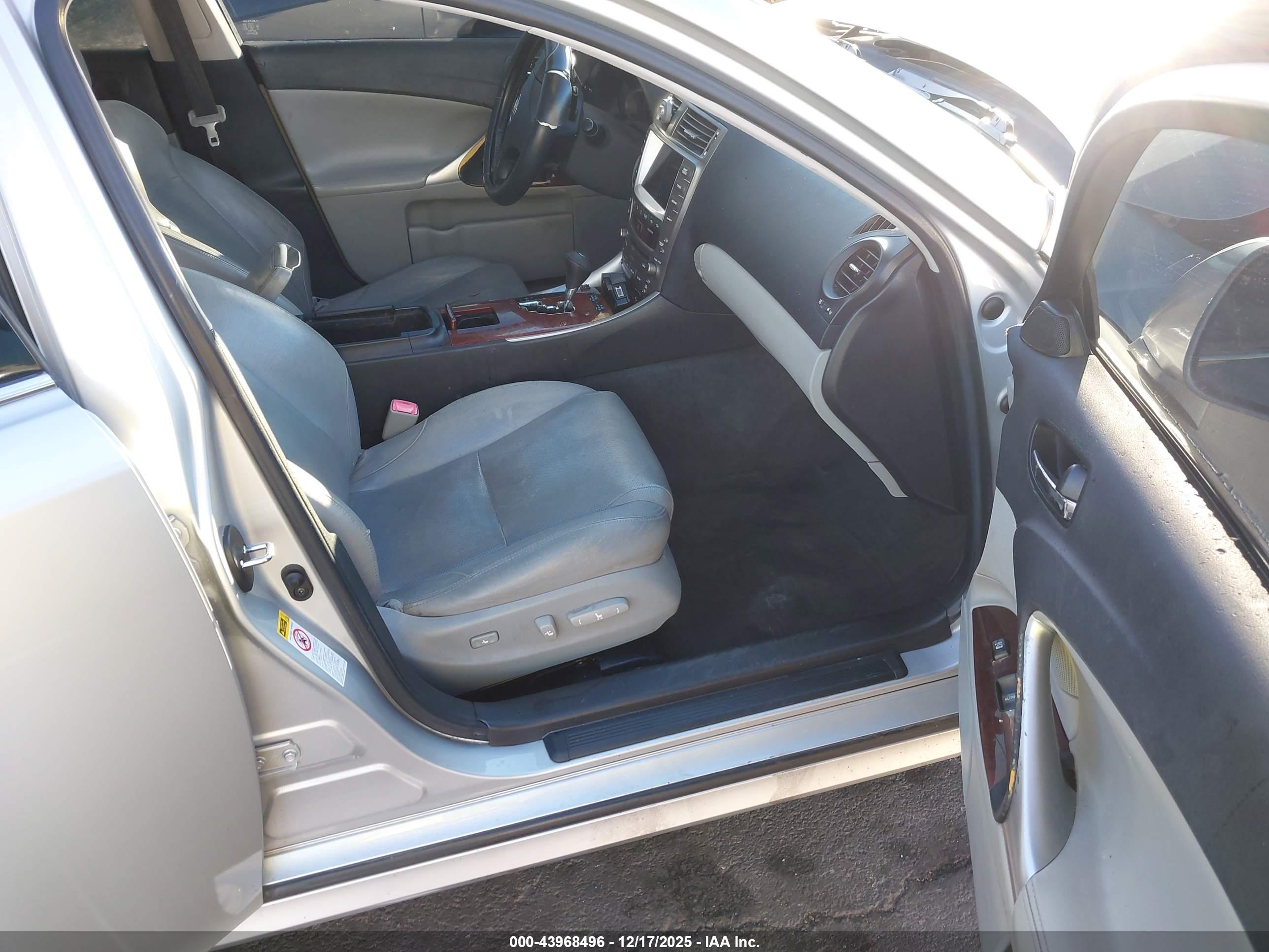 LEXUS IS image 5