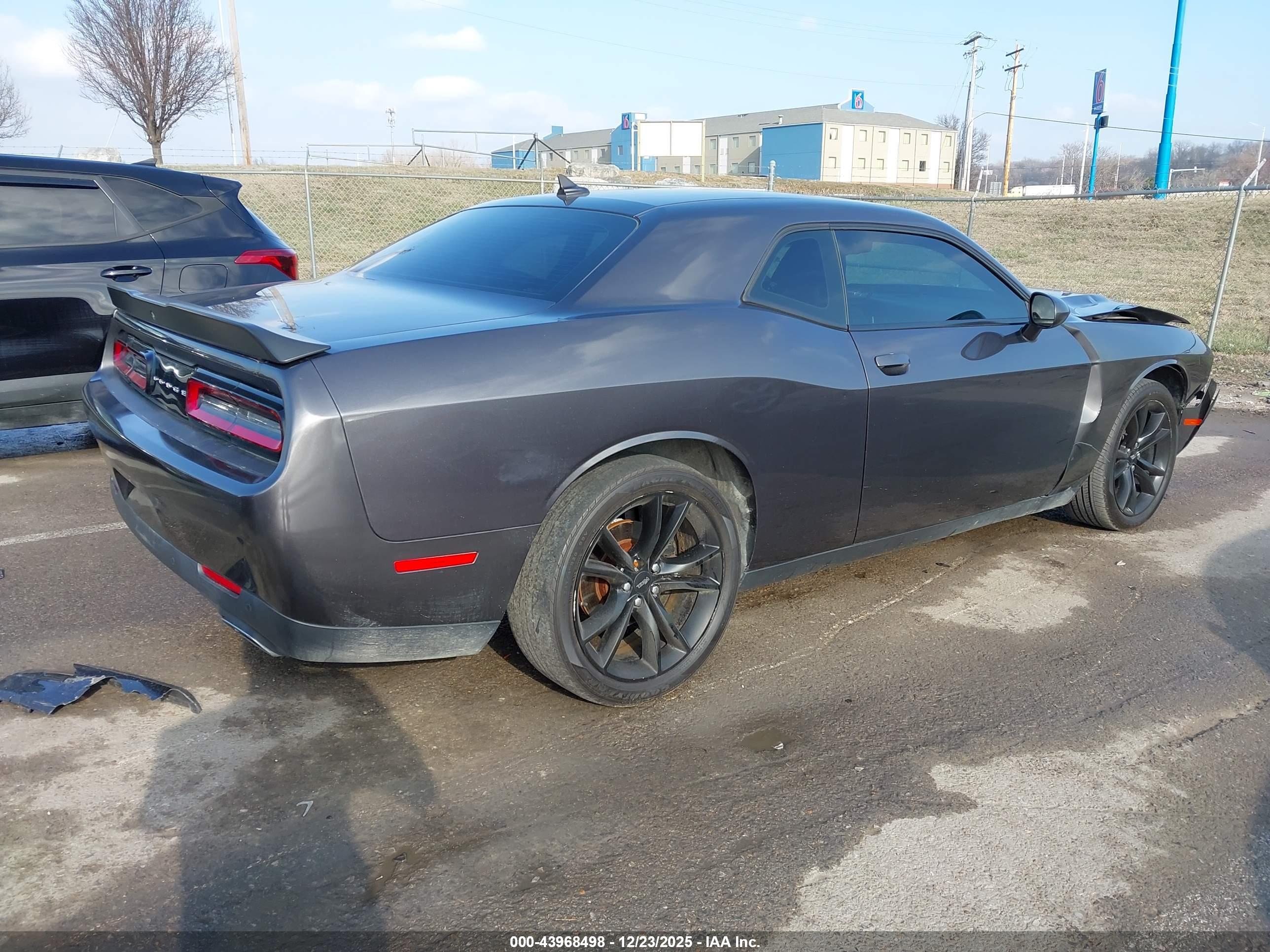 DODGE CHALLENGER image 4