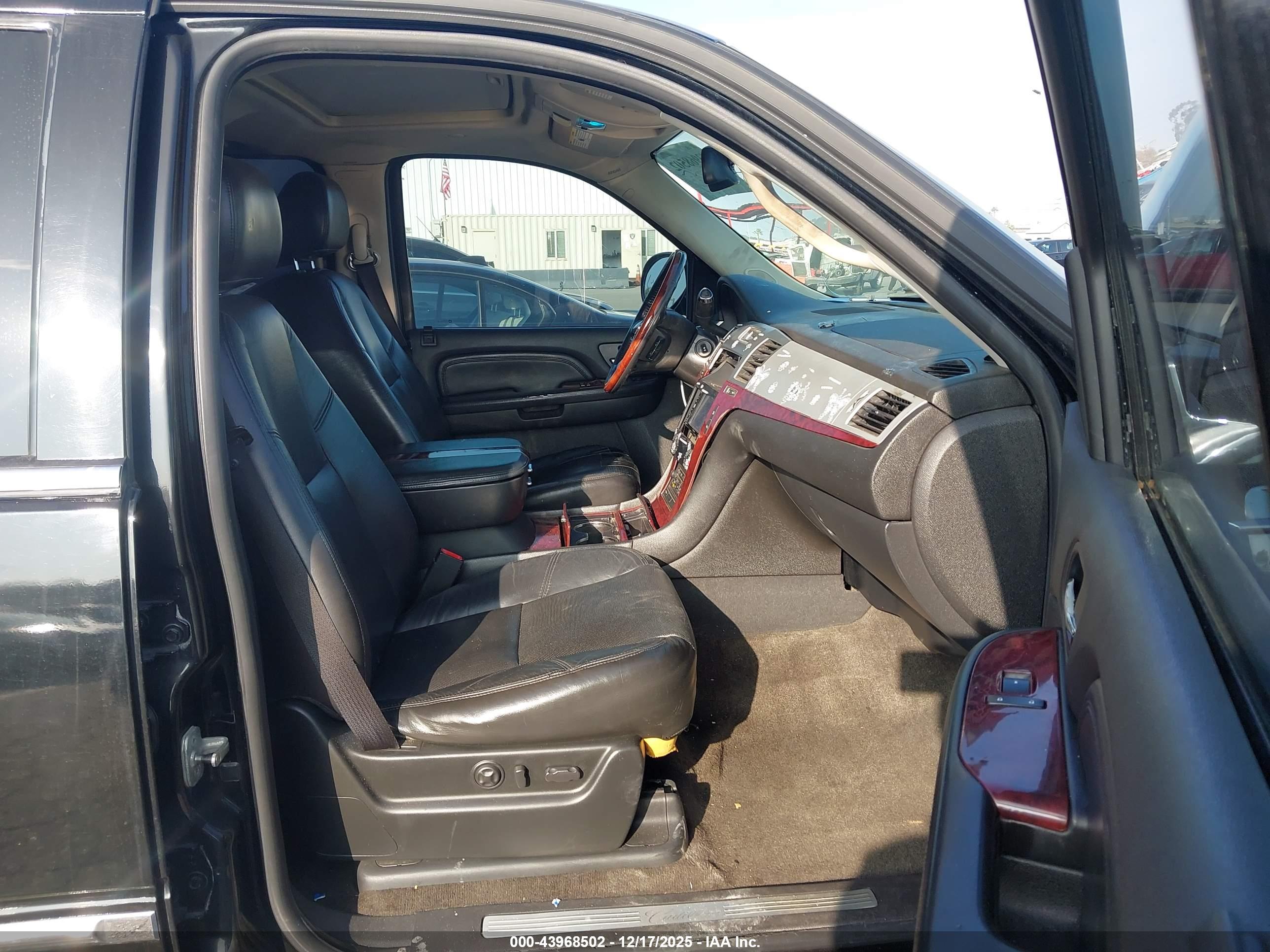 CADILLAC ESCALADE image 5