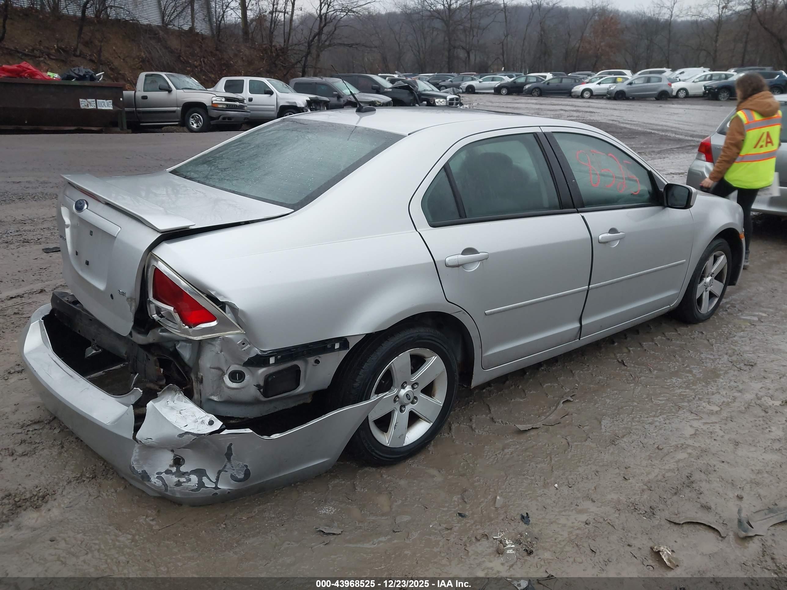 FORD FUSION image 4